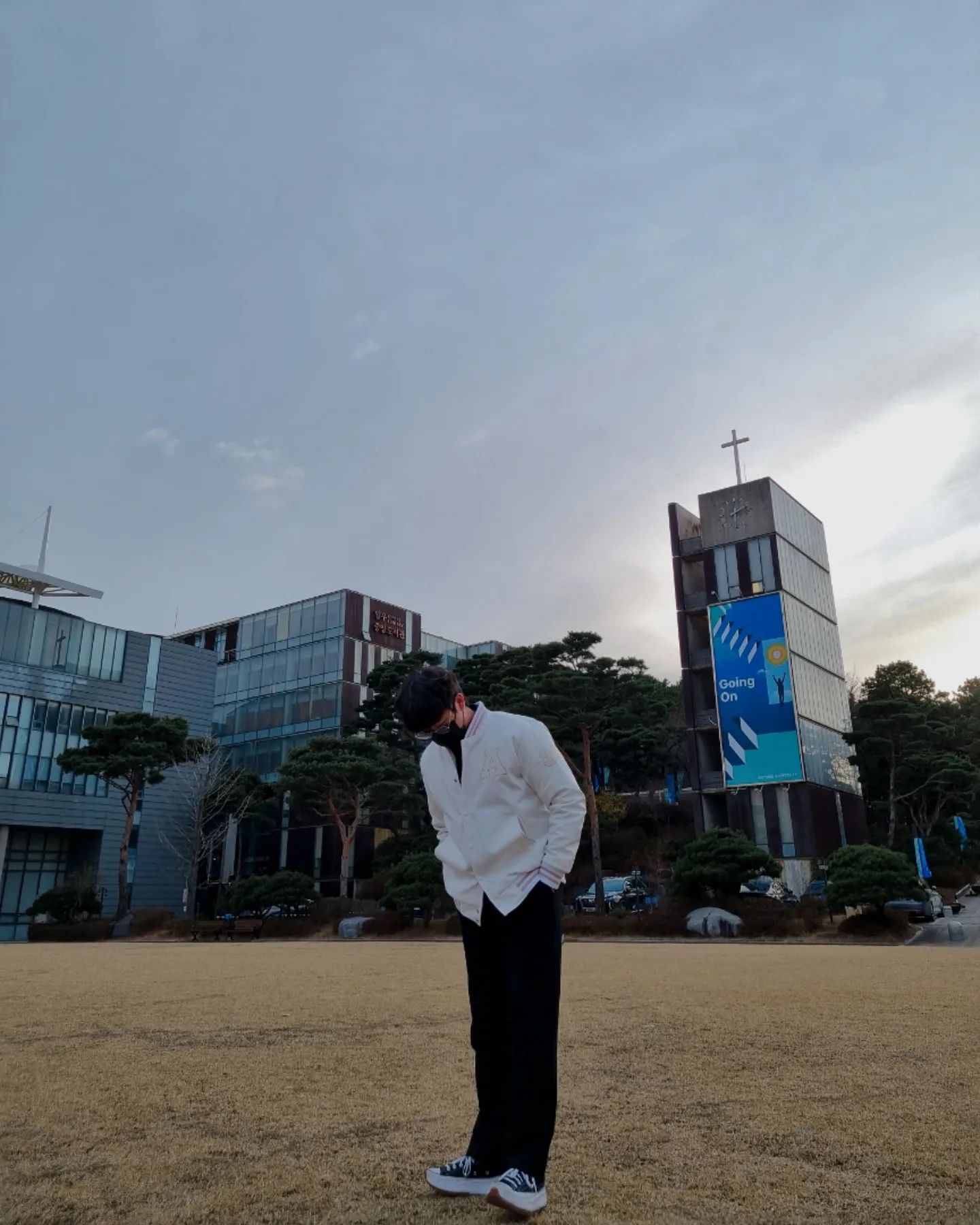 날씨 맑음🤔
.
.
.
#신학과 #신학대학 #크리스천 #기독교 #신학생 #신학생그램 #안양대 #20학번 #ootd #christian #universe #theology #church #anyang #korea