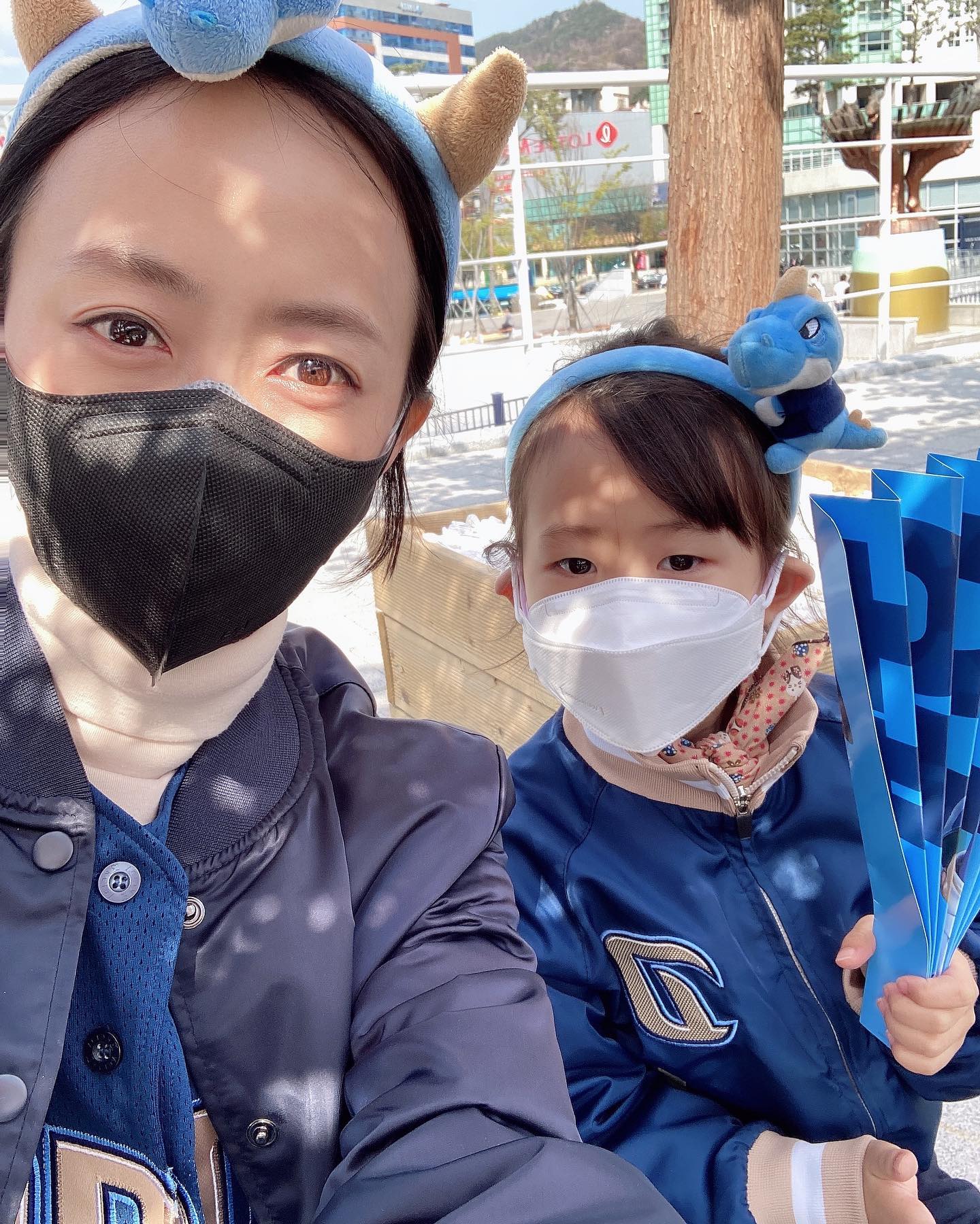#7세언니찌니#창원nc파크 

3년만에 야구장 외국어시험치고 바로 도착
좋은자리두고 외야 떠돌이중
시끄럽다고 이제 외야앉으러오자는 찌니ㅜㅜ

그래도 좋다아❤️ 부끄럽게 V2😎
ncdinos2011 

#2022시즌#홈오프닝데이#nc다이노스#ncdions#ncdinos라이브#엔씨다이노스#ssg랜더스전#개막전#엄마와딸#창원nc파크포토존