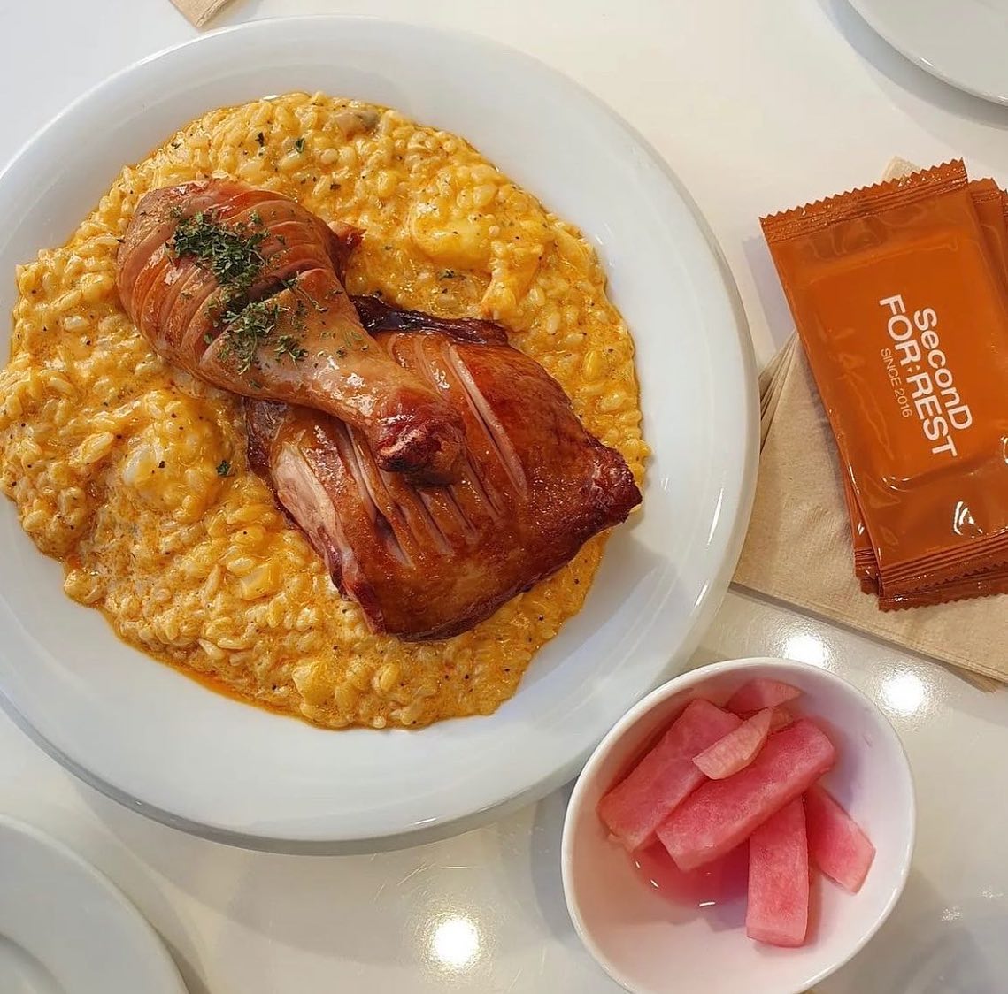 송리단길 '세컨디 포레스트'
요긔~~ 진짜 맛있옹🤤👍🏻
벌써부터 소문나서 웨이팅 생겼드라;;

시그니처 메뉴
손바닥만한 훈제 닭다리🍗와 오동통 새우🦐가 올라간 
'오이스터치킨쉬림프리조또' 매콤해서 세상맛나😘
스테이크🥩와 들깨가루가 올라간 
'들깨크림파스타'🍝 꼬~~소미