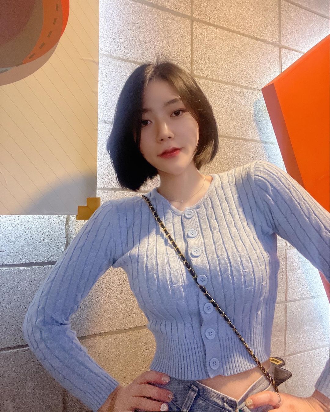 611 Likes, 12 Comments - 🇰🇷 (@k_queen__oo) on Instagram: “#협찬 @my_rosett 마이로제뜨에서 제품을 제공해 주셨어용‼️ 너무너무 이쁜 가디건과 너무너무 앙큼깜찍한 가방이예용😭 이 가디건 색감 보이시나요? 필터보정 하나도…”