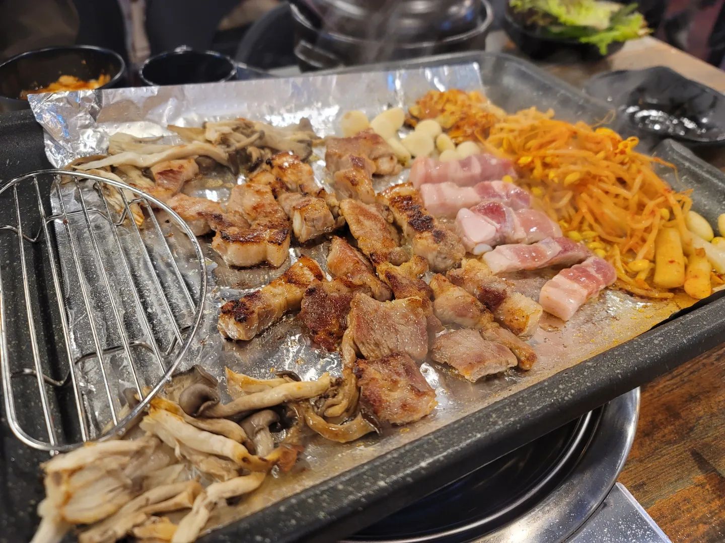 #동방생고기건대점
청주간장삼겹살 주문하면
1+3으로 순두부찌개/메밀물냉면/폭탄계란찜 나옴 어마낫 근데 다들 존맛
콩나물이랑 버섯이랑 김치 굽굽해서
생삼겹살&목살 쌈싸드세요 넘마싯어!!!
또갈꾸얌!!!!!♡
