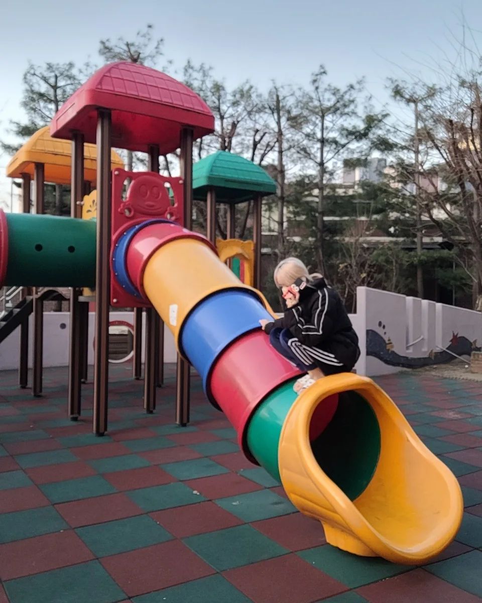 쿄쿄 🛼
.
.
.
.
.
.
.
.
.
.
.
.
.
.
.
.
.
#놀이터 #동네 #미끄럼틀 #알록달록 #집앞 #집근처 #팔로 #selfie #selca #daily #인스타 #instagood #instadaily #likeforlikes #likeforfollow #좋아요 #follow4followback #follower #followforfollowback #photo #photography #photographer #fff #lfl #ootd #오오티디 #데일리 #소통 #팔로우 #팔로우환영