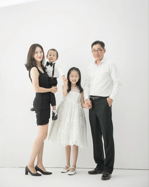 미교씨 on Instagram: "#협찬 #라베니체사진관
가족사진 찍고 왔어요❤️

둘째 돌사진을 끝으로 가족사진을 찍은적이 없었어요~ 찍어야지 찍어야지 생각만 하다가
좋은 기회가 생겨서 잽싸게 찍고 왔지요😊😊

와...32갤  우리우리 김서준이..
아..진짜 사진 찍기 넘나 힘들었어요😅😅
드러눕고ㅎㅎ 찍다말고 도망가고 울고..

오메 대환장파티😅😤🤪🥶🥶

사진작가님이 가족사진을 많이 찍어보신 분이라 진짜 다행이었어요

잘 달래가며 인내심 가지고 찍어주셔서
진짜 감사감사요🙏🙏

9살 서우한테는 계속 이쁘다 이쁘다 해주셔서
울 딸 사진이 제일 잘나욌네요👏👏👏
한장도 버릴게 없어요~

내 사진 잘나오는것 보다
내 새끼 사진 잘 나오는게 행복한 애미❤️❤️

테이블 위에 아이들 음료수와 과자도
싹 다 셋팅해주셔서 너무 좋았어요~

내년엔 우리집 비글  더 잘 찍을 수 있겠죠?

가족사진 전문 스튜디오
김포 라베니체 사진관 추천합니다아👏👏
@laveniche_studio

#김포스튜디오 #가족사진  #김포가족사진
#김포라베니체 #라베니체포토스튜디오"