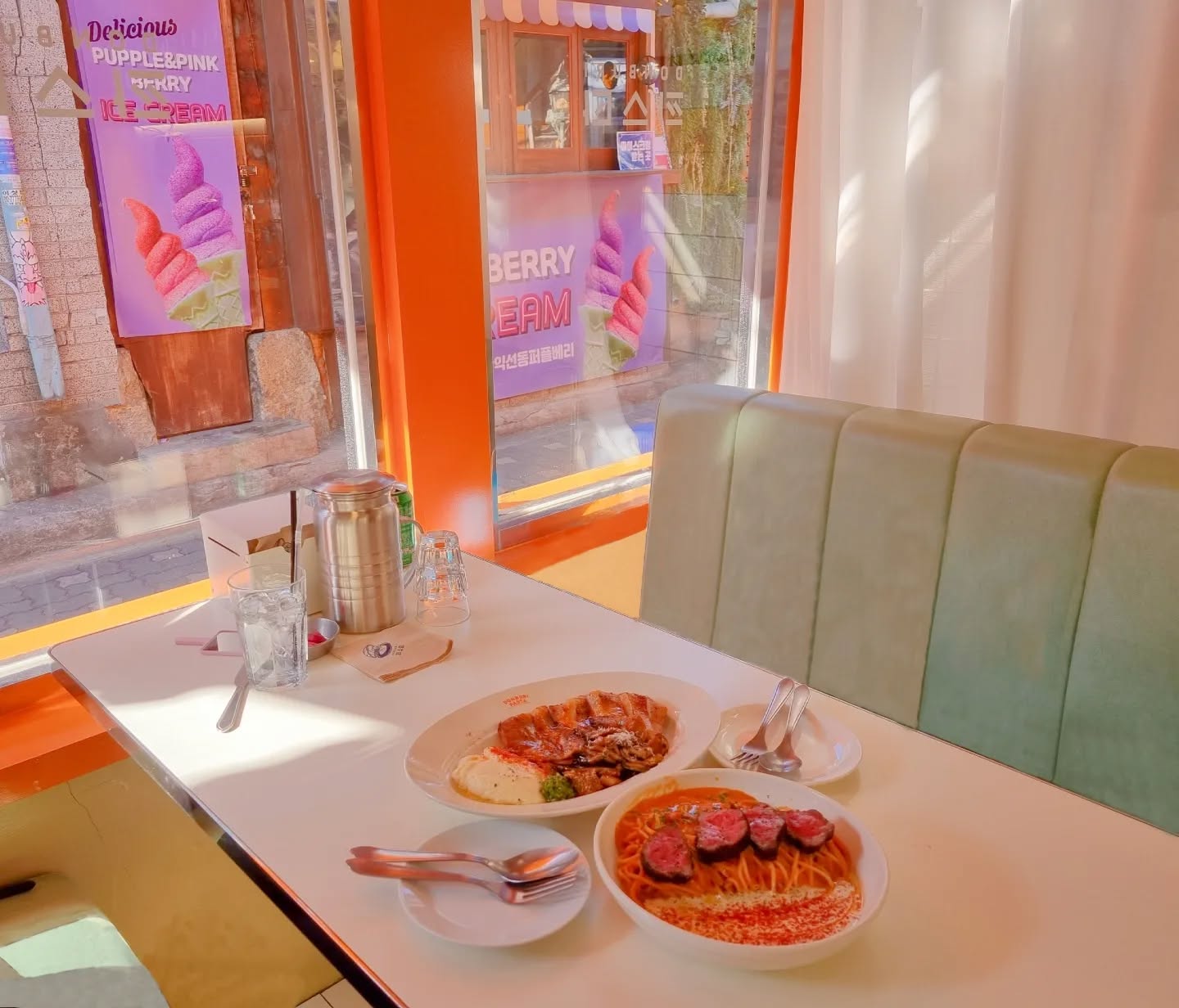 익선동에 가면 꼬옥 먹어봐야하는 필수 코스

모든 메뉴가 다 맛있어보이긴 하지만 그중에서도 수비드 항정 스테이크가 최고🤭항정살이 입에서 살살 녹아요

🎈서울 돈부리 파스타 익선점
▪️ 서울 종로구 수표로28길 33-10 돈부리 파스타
▪️ 11:30 - 21:00