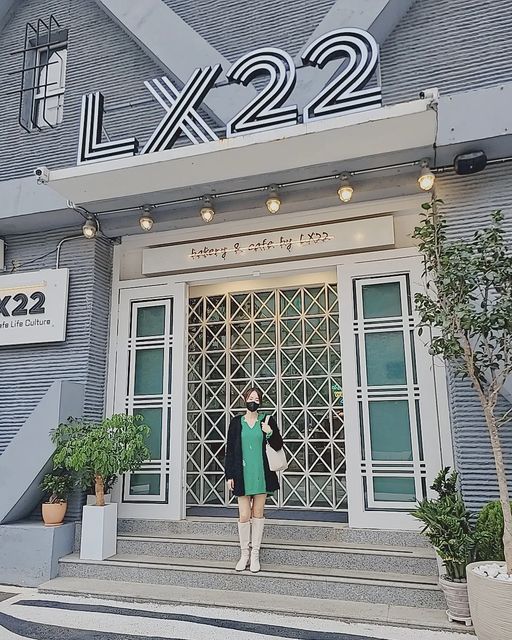 미교씨 on Instagram: "#협찬 #LX22
남이섬갔다가 오는길에 다녀온 LX22베이커리카페

LX풀빌라는 알고 있었는데 베이커리 카페도 있었어요~

서울에서 자차로 30~40분 거리라 드라이브코스 잡아서 다녀오기 딱이예요

가평엔 골프장,캠핑장도 많고 빠지도 많은데
오가는 길에 들려서 쉬며  맛있는 베이커리와
커피 한잔 하기 너무 좋아요❤️

밖에서 볼땐 몰랐는데
들어가서 생각보다 훨씬 넓고 쾌적한 3층 대형카페였어요~

좌석 구성이 다채로워서 상황에 띠라
골라 앉는 재미가 있어요~

특히 좌식룸..아기가 있으면 좌식룸 너무
좋잖아요?~👍👍

그리고 ㅎㅎㅎ내부 통창으로 보이는 마운틴뷰가 장관이예요☺️😊
사시사철 다른 느낌👏👏

요새는 그냥 카페는 안가게 되고
꼭 베이커리 카페를 가는데
요기요기 아...그저 사랑입니다.

아메리카노,LX 시그니쳐 라떼,블루베리 스콘,크로와상 샌드위치 먹었어요

전문 바리스타와  40년 경력의 명장 파티쉐가
최고급 프랑스산 식자재를 사용하여
모든 음료와 빵을 직접 만든다더니

커피맛👍베이커리👍

다 맛있었는데 특히 맘에 들었던건 크로와상 샌드위치였어요

소스때문에 빵이 눅눅해질법 한데
겉바속촉 살아있더라구요~

개인적으로 진한맛 좋아하는데
소스와 치즈의 조화가 넘나 내스타일👏👏👏

잘 쉬고 잘 먹고 왔어요😁😊😁

LX22 베이커리카페
주소: 가평군 설악면 유명로1419(신천리)
시간: 월~금 10:00~20:00 (L.O 19:30) / 토,일 09:00~21:00 (L.O 20:30)
가격:아메리카노 6,400원
  LX 시그니처라떼 7,900원
  소금빵 4,000원~

 #가평카페 #가평카페추천 #가평맛집 #가평빵집 #서울근교카페 #가평베이커리카페"