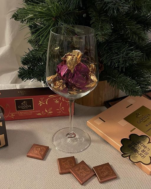 SEUNG A on Instagram: "#협찬 [GODIVA] 다가오는 수능 & 빼빼로데이 가족, 연인, 친구, 동료에게 여러분의 마음을 전하고 싶다면? 벨기에 프리미엄 초콜릿 브랜드 고디바로 🎁 ‘고디바 까레(Carre)‘