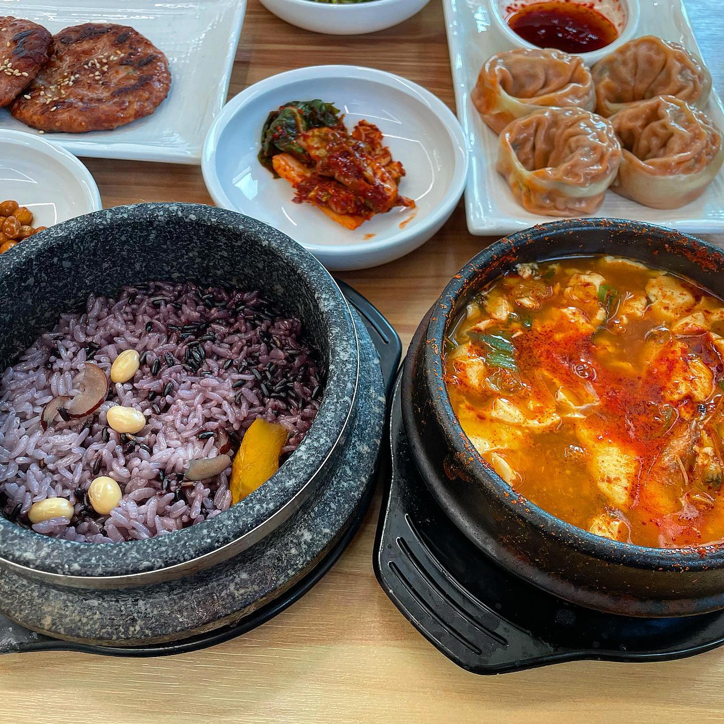#협찬 #일품순두부이천점 
📍 경기 이천시 경충대로2674번길 1

이천 설봉공원 가는길에 위치한 #일품순두부 인테리어는 옛날 한옥집 분위기로 완전 고급져요 👍

순두부 종류 이렇게 많은 곳은 처음!
무엇보다도 밥을 돌솔밥에 준다는게 짱 👍👍

해물순두부와 햄치즈순두부, 그리고 떡갈비랑 김치만두로 결정 !(너무 많이 먹죠..🤣)

국물도 진짜 얼큰하고 해물순두부에는 게,새우, 바지락이 들어있는데 모두 너무너무 싱싱해오,,ㅠㅠ 

햄치즈순두부는 부대찌개(?)비스무리한 맛인데 단짠단짠 최고 ㅋㅋ

떡갈비는 생각하는 맛일줄은 알았는데 도톰하거 쫀뜩하고 달달구리해서 글쓰고 있는 지금도 넘 먹고싶네여

마지막코스로는 돌솥밥에 누룽지 아시져 🥹

진짜 #순두부맛집 인정
강력추천해요❣️❣️❣️❣️

#이천한식맛집 #이천순두부맛집 #이천백반맛집 #순두부맛집
