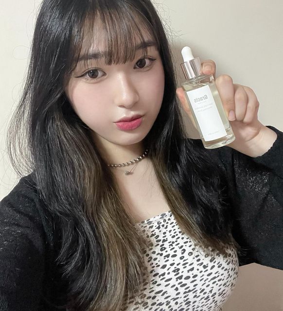 왕 on Instagram: "#AD 💛 그라시스 스팟 라이트 황금세럼 💛 평소 미백에 관심이 많은 저에게는 황금같은 제품인데요~ 기존에 기능성원료를 많이 함유한 제품들은 효과는 좋았지만 자극적이여