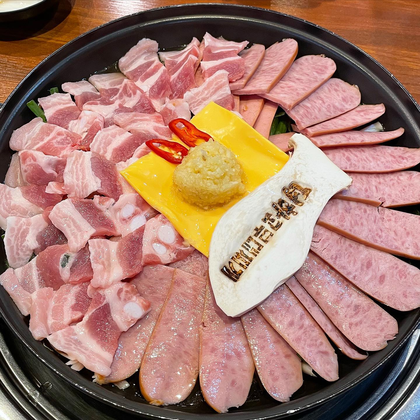 #계룡맛집#더하고부대찌개

🐷삼겹부대찌개 소 -24000원
소짜리인데도 양이 정말 많아요 ,,.ᐟ.ᐟ.ᐟ.ᐟ 이렇게 햄이 많고 고기가 신선한 건 처음이에요 ,,❤️❤️ 특히ㅜ국물도 깔끔하고 부대찌개 특유의 햄비린내가 안나서 너무 맛있었어요 -! 
육수 부족하면 리필도 가능해서 국물을 부담없이 쭉쭉 먹을 수 있었어요 헤헤 🤗
진짜 ,, 계룡 가면 꼭 여기 가세요 🥹 
점심으로 먹었는데 정말 든든한 한끼였답니다 ᐟ 술 안주로도 정말 최고일 거 같아유 👏 

내부도 깔끔하고 직원분들도 너무 친절해서 기분 좋게 밥 먹고 왔던 하루였습니다ㅏ👏🥰

#계룡맛집추천#계룡가볼만한곳#계룡핫플