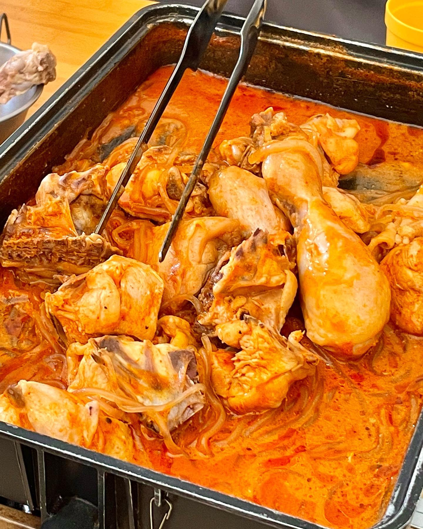 [처음 먹어보는 로제찜닭💖]
#광고 #체험단후기 

오랜만입니다~!~! 
다시 돌아온 냥발입니다! 
동계 캠핑을 가지 않는 저희 집은 이제 휴캠기입니다. 그래도 뜨믄뜨믄 맛있는 레시피나 밀키트 발견하면 올릴테니깐 젭알 팔취하지 말아주세요🥲따뜻한 봄에 다시 돌아옵니다!

오늘 소개해드릴 밀키트는 
올해 마지막 캠핑을 맛있게 장식해준 
올품닭(orpum_mall )의 로제 찜닭 입니다❤️ 
로제 찜닭 저만 처음 먹어보나요?!! 
저에게는 너무 낯선 음식이었는데 생각보다 로제 양념과 찜닭이 잘 어울리더라구요! 
올품닭의 로제 찜닭 밀키트 구성품은 신성한 닭고기,달콤한 로제 양념 그리고 당면으로 다른 재료 준비 필요없이 간단하게 즐길 수 있어요!
맵지 않아서 아이들도 맛있게 먹을 수 있을 것같아요!

아.. 저녁 시간이 글 올리다보니 갑자기 배고파 지내요 ㅠ 
올품닭의 다른 찜닭들도 궁금해져요🤤

#올품 #올품몰 #올품로제찜닭