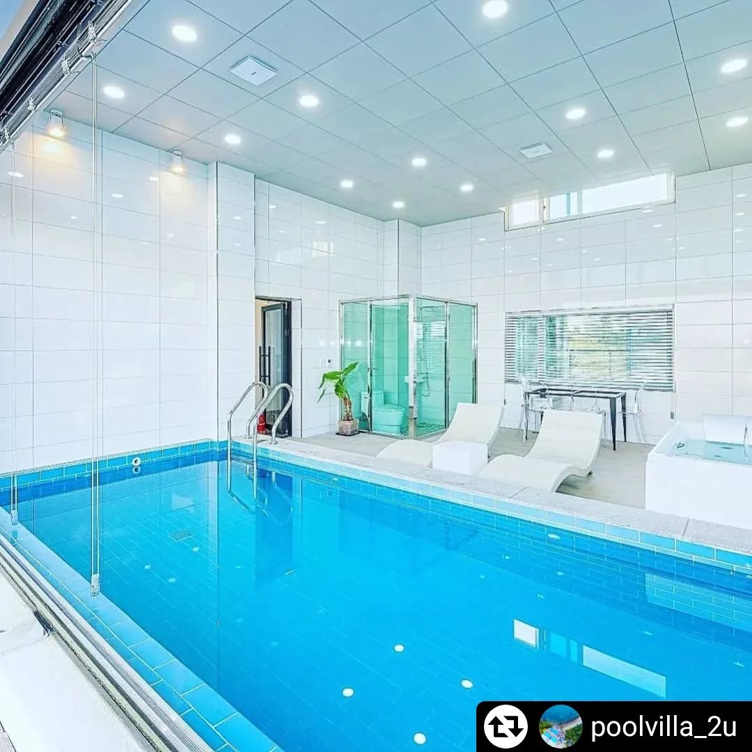 #리그램 - poolvilla_2u by get_regrammer
■ 풀빌이유 무료 숙박권 이벤트 공지

안녕하세요~~ 풀빌라이유입니다.

20년 5월에 풀빌라이유를 오픈하고 정말 많은 사랑을 받았습니다. 이번에 그 사랑에 보답하고자 무료 숙박권 이벤트를 실시하고자 합니다.

처음 오픈할때 오픈이벤트 한게 어제 같은데 벌써 2년이란 시간이 훌쩍 지나갔네요. 오픈하고 정말 많은 분들이 다녀가셨습니다. 

그분들이 현관문을 여시면서 활짝 웃으시는 그 미소 마음속 두근거림이 현실이 되어서 나오던 감탄사가 지금도 바로 옆에서 보이고 들리는것 같습니다. 
정말 감사합니다~~^^조금더 일찍 이벤트를 해야 했는데 너무 늦어져서 송구한 마음 이글을 빌어 전해 드리구요.

그럼 각석하고 본격적으로 이벤트 방법을 알려 드리겠습니다.

♡ 모집기간 : 10/27(목) ~ 11/13(일) 24시 까지 

♡ 당첨발표 : 11/14(월) 오후 6시

♡ 추첨방식 : 랜덤방식, 공정하게 진행하겠습니다.

♡ 이벤트상품 : 숙박권 총 2매

- Family in 2U 주중(일~목) 숙박권 1매
- Couple in 2U 주중(일~목) 숙박권 1매

※ 사용기간 11/15(화) ~ 12/29(목)중 택일
※ 포함내역 : 2인 숙박권(온수 및 스파 포함)
(추가인원 객실정원까지 가능하며 1인 20,000원 별도 요금 있음) 

♡ 참여방법

1. 풀빌라이유 poolvilla_2u 팔로우

2. 풀빌라이유 오픈 이벤트 공지글 좋아요 + 리그램 + 친구소환 3인 이상

3. 참여완료댓글, 이벤트상품 선택(Family or Couple) 

♡ 기타사항 - 이벤트 상품은 타인에게 양도할수 없으며 선정되신후 선택하신 날짜에 빈 객실이 없으면 부득이 2013년 이후로 연기될수 있슴을 알려드립니다.

그럼 많은 참여 부탁드립니다~~~