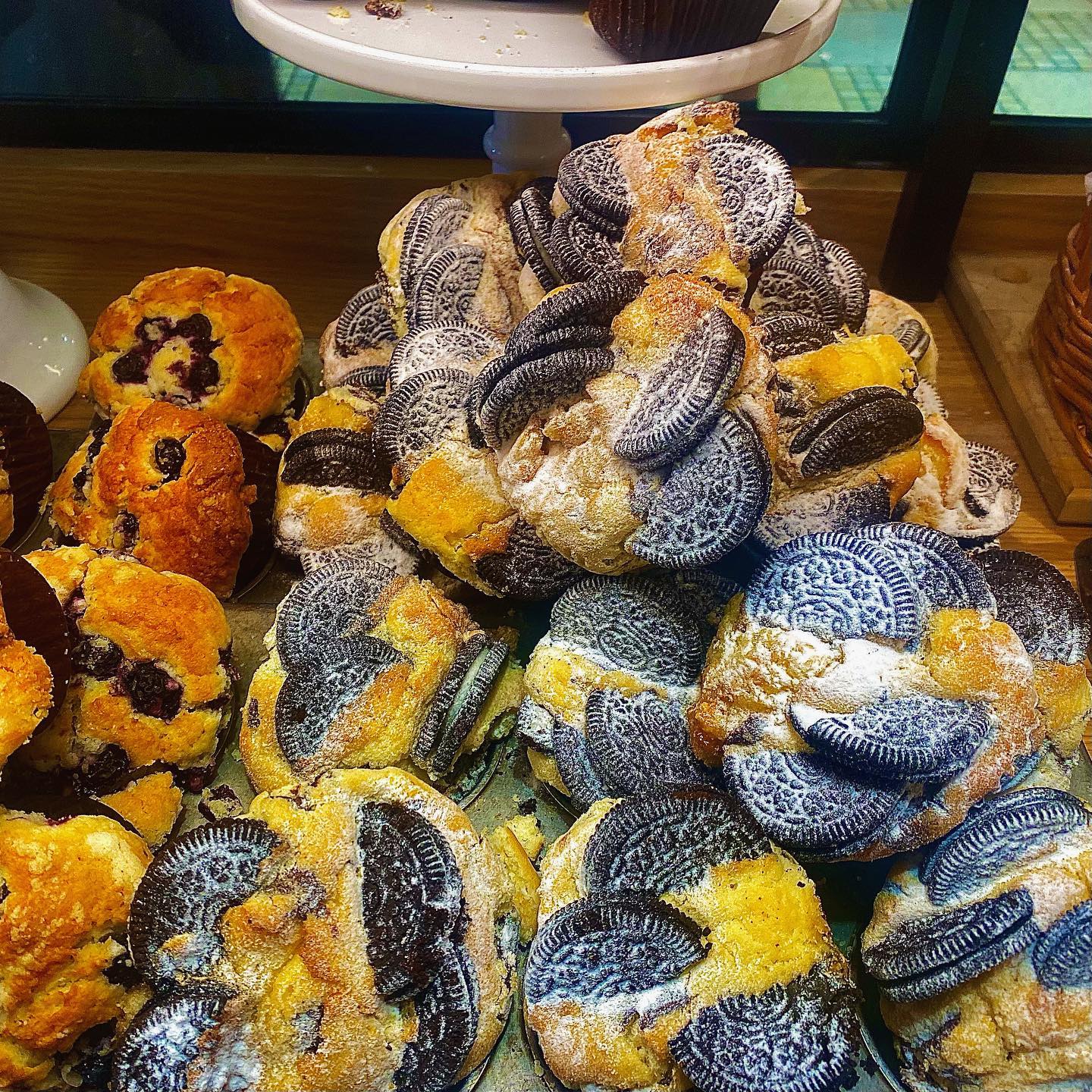 산처럼 쌓인 오레오 머핀🧁
초콜렛 입은 프레첼🥨

도쿄에 가면 Dean & Deluca꼭 가보세용🥖 저같은 빵순이들이 줄 서고 먹어요
제가 간 지점은 신주쿠역에 NEWoman빌딩이었습니다🗼

일본 여행이 풀려서 MY SOS라는 앱을 다운 받고 3차 백신 접종 증명(or PCR 음성 증명)만 하면 무비자로 관광이 가능해요! 

도쿄는 아직 비행기 값이 꽤 나가지만 오사카는 비교적으로 저렴했어요🥺
다들 빨리 일본행 해세요🛫

.
.
.
#일본여행 #도쿄여행 #도쿄빵집 #도쿄맛집 #서울맛집 #먹팔 #맞팔 #디마에 #머핀 #오레오 #빵집 #빵순이 #베이커리 #도쿄베이커리 #디저트