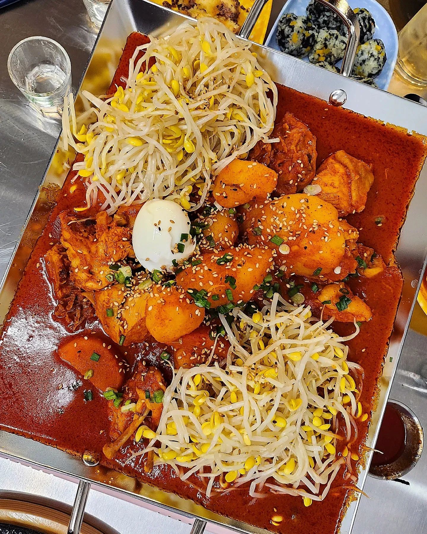 천안 닭발 최강 맛집 발굴기

#내돈내산 #내돈내먹

사심 담아 업로드 합니다 ..🔥
천안 신부동에 새로 생긴 존맛 보장 닭발집
여기서 어제 맥주 제외 소주만 삼십두병 깠읍니다 ^^
(6.5인이서 깠다고 보면 될 듯)

제가 알콜러 친구들이랑 다니던 단골 닭발집 있는데 너무너무 맛있어서 계속 거기서 죽치곤 하다가 결국 친구 중 하나가 분점 오픈해버렸어요...!🤭♥️

원래도 부모님과 같이 한식당 운영도 오래 했었고 요식업 경력이 있는 친구라 맛은 무조건 보장! 친절도 보장! 넘치는 넉살 보장!

닭도리탕도 콩나물 듬뿍듬뿍이라 안주로도 반주로도 너무 좋고 물론 식사만도 가능해요 😃
닭똥집도 ㅡㅜ 평소 선호하는 메뉴까진 아닌데 얘네꺼는(?) 넘 고소하고 안 질기고 꼬돌꼬돌 맛있음 ㅠㅠㅠㅜ

하지만 어쨌든 이 집은 무조건 국물닭발이 제!일! 맛있어요👅

세가지로 매운맛 선택 가능한데 제 입에는 매운맛도 매콤 정도라 딱 소주 안주로 너무 좋더라고요

무뼈로 굳이 안드셔도 잇몸만으로 발골 자동화 가능할 부들부들한 국물닭발 최고 🔥♥️

별빛청하도 있고 생맥도 맛나서 술찌들도 놀기 좋아요 

#감성닭발신부점 🐸
천안시 동남구 신부3길 16-5