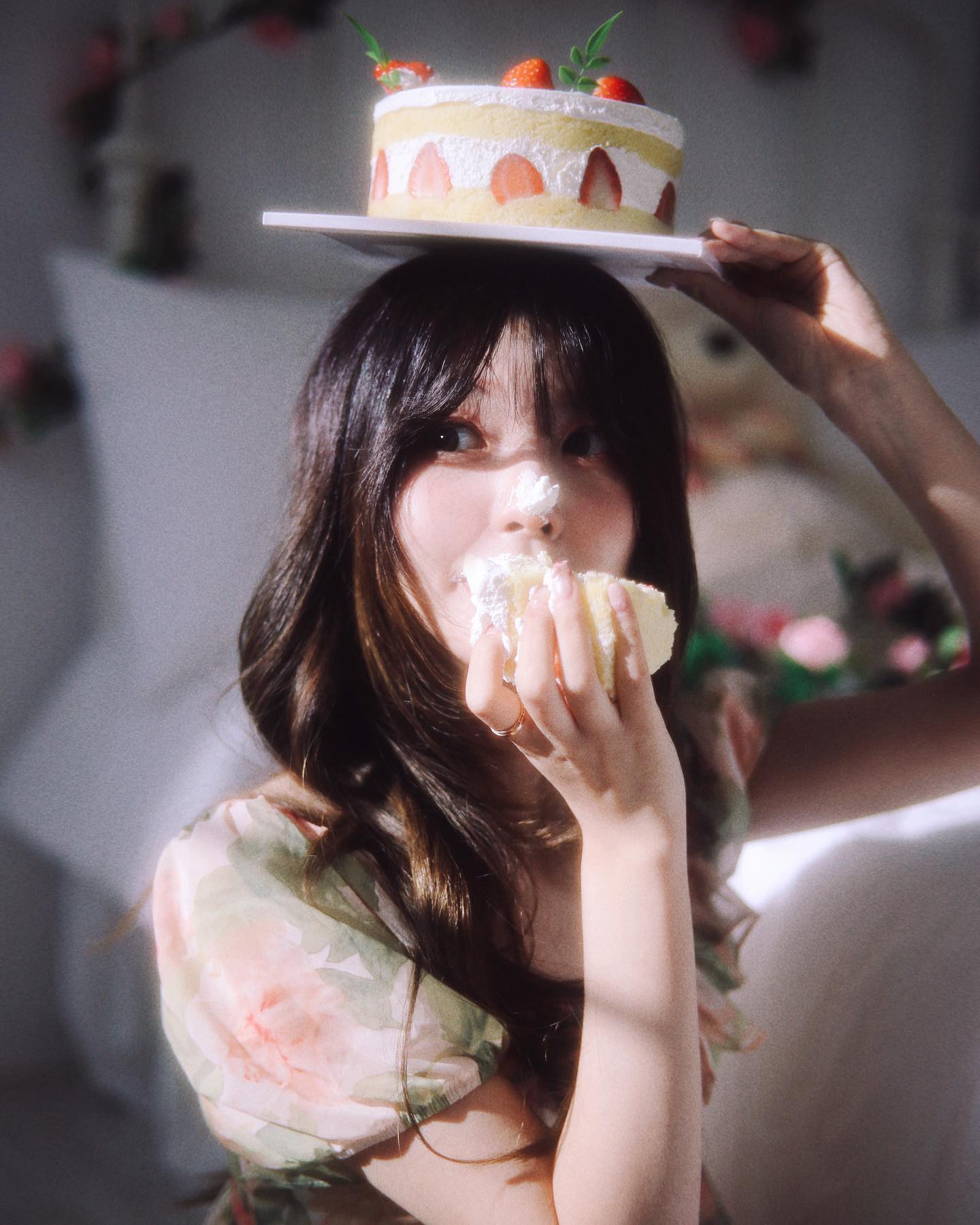 📷#쵸파필름
딸기케이쿠가 모자로 바뀌는 마법🧚🏻‍♀️❤️
( 그런마법 없음 )
.
.
빨리 겨울왔음 좋겠어여 딸기디저트의 계절쓰
저랑 딸기디저트 뿌시러가실분
선착순 오천만명 댓글달아주세여🌝
.
.
11~12월 스냅촬영 예약받고있습니다:)
촬영문의는 DM이나 카톡으로 부탁드립니다🐋🐋🐋
#애프터글로우스튜디오
