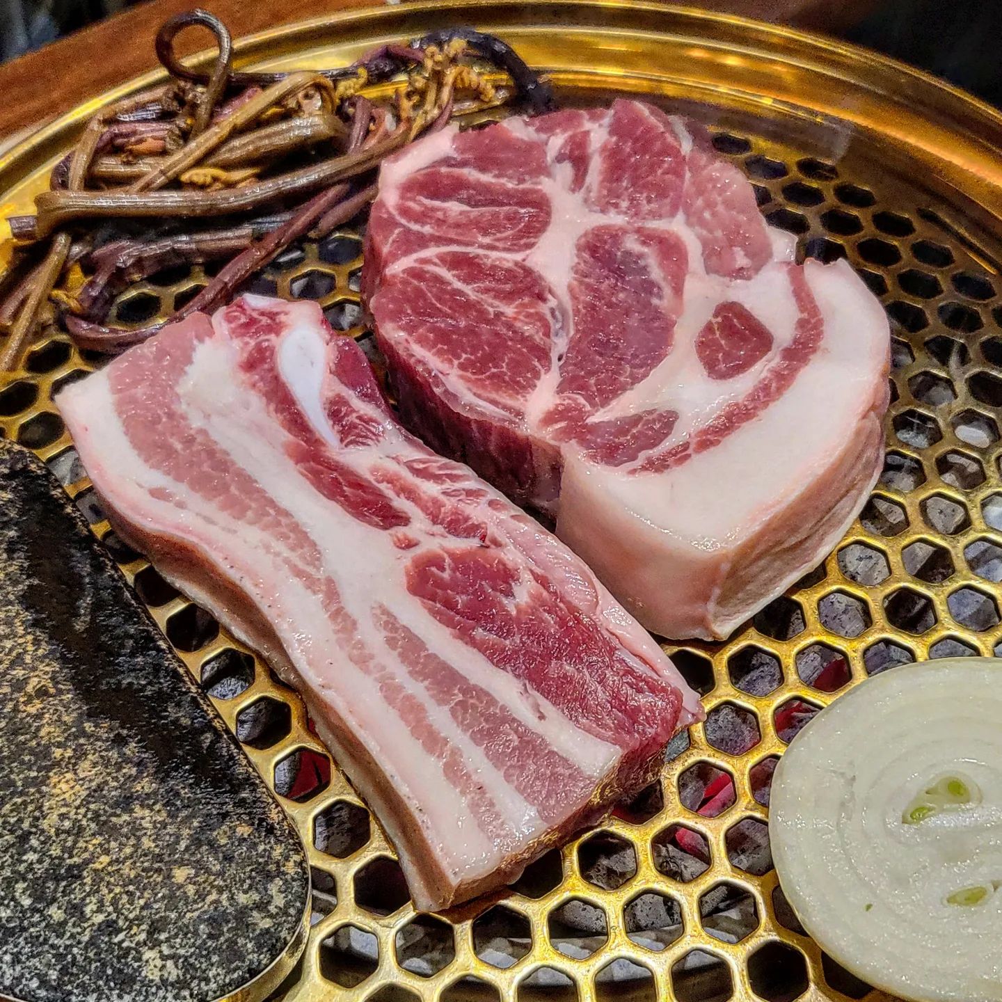 | 제주꽃돈144 배곧직영점
⠀
배곧에서 삼겹살 맛집으로 유명하다는 추천으로 방문한 곳!
일단 지인이 묻지말고 따라오라고 해서 먹부림 좀 부려봤다.
⠀
모둠 4인분(오겹살+목살+꼬들살or항정살 택1)을 먼저 시켰는데,
직원분이 다 구워주셔서 맘편히 먹기만 하면 된다!
⠀
두껍삼에다가 소금, 와사비, 홀그레인머스타드 등등 취향껏 먹다가
껍데기 2인분 추가....!
여기는 고기도 고긴데 껍데기가 미쳤다ㅠㅠ
쫀득쫀득 그자체ㅠ 여기 방문해서 껍데기 안먹는다? 그건 유죄ㅋ
일행중 반이 껍데기를 안좋아하는데, 여기서 먹고 입문할정도•••!
⠀
식사메뉴인 김치찌개는 갓성비 외쳐 뭐해!
거기다 마지막 코스로 주문한 냉국수는 위장을 다시 비우게 만듦....
⠀
여기 추천한 지인에게 절하고 나왔을정도...❤️
⠀
📍경기 시흥시 서울대학로278번길 25-18
✔️ 매일 15:00 - 24:00(매주 첫째주 월요일 휴무)