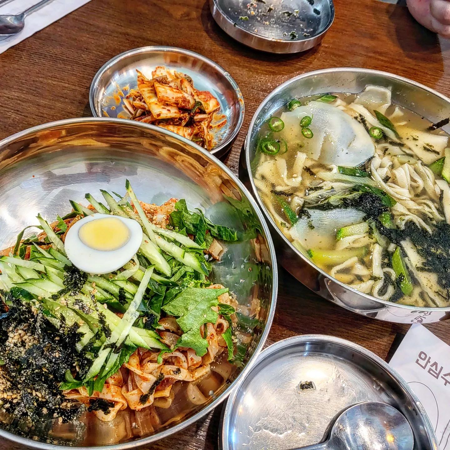 #돌고래손칼국수 #돌고래손칼국수위례점

위례 스타필드 쇼핑가시면 
여기 진짜 추천!!!!!

솔직히 스필 안에 맛집이 거의 없잖아요 🤣
스필 건너편에 있는 칼국수 집인데..
면 완전 쫄깃하고 국물도 시원하니 너무 맛나요!!!!

개인적으로 비빔칼국수 먹고 
완전 반했어요 !!😘
전 쫄면파인데.. 쫄면보다 맛나다는 ㅎㅎ

점심 시간에만 장사하고 일요일은 휴무라
꼭 영업시간 확인 후 방문하세요 ❤️