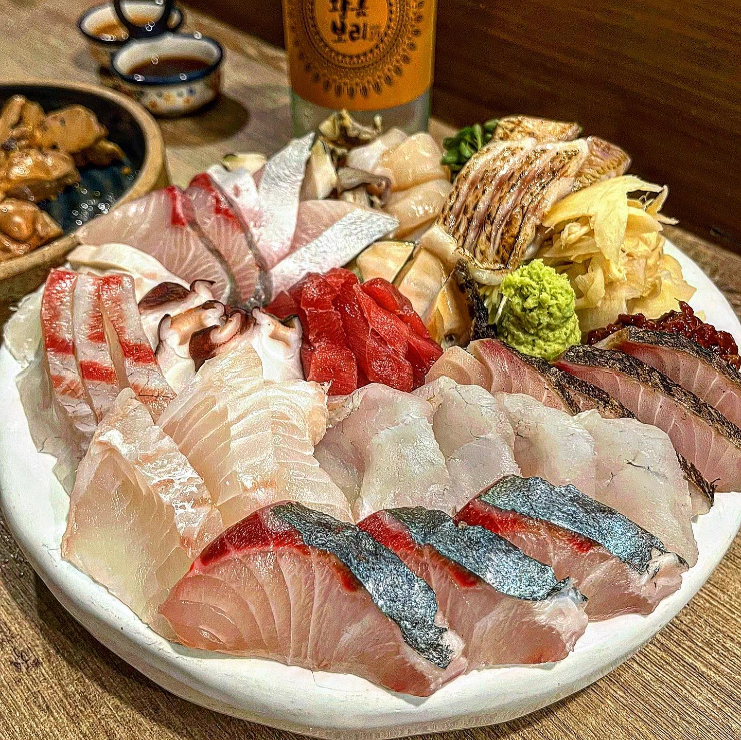 🚩안주로 때려눕히는 #한판승부 

은평구에서는 모르는 사람이 없다는 찐맛집 이자카야
웨이팅 2시간? 정도 한 것 같은데, 기다림마저 잊게 만드는 맛,,

모듬회 너무 영롱하지않나유??
종류부터 엄청 다양해요. 옹골차게 챡챡 한 접시 채워져 나오는데 보는 것만으로도 황홀하쟈냐,,

아귀간도 첨 먹어보는건데, 진짜 녹진하고 부드러워서 술술 넘어가요..
완전 매력적이에요 추천추천
양도 엄~~~청 많아서 놀람..

매장이 협소해서 최대인원 3인으로 제한되니 참고해주세용 🐭

🏷️한판승부(📍연신내역 7번출구)
🏷️모듬회(65,000원), 아귀간조림(20,000원)
🏷️월-토 17:00-01:00

🔎#지니_연신내 

#이자카야 #연신내맛집 #연신내 #은평구맛집 #은평구 #연신내역 #연신내역맛집 #연신내술집