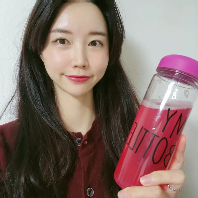 하이디전 | 뷰티•건강 on Instagram: "#광고 인데 몸에 좋고 맛도있다!
겨울철 건조한 내피부와 
기운없는 나를위해
하루 한포씩 에너지보충과 피로회복.수분충전까지 내 몸에 에너지를 보충해주는히엔컬러테라피
.
찬물에도 아주 잘녹아서 잘섞이고
나같은 직장인들과 이너뷰티에 관심있는 분들에게 좋은 타먹는 비타민!
.
무수결정 포도당이 집중력을 높여주고
영국산 비타민 c가 함유되있어
에너지보충에 도움을 준다
.
게다가 피로회복에 좋은 타우린도 들어있고
낱개포장의 스틱형태라 가지고 다니기도 편해서 차대신 요즘 회사에서 타먹는 음료!
하루한포씩 먹어보세용❤️
.
.
http://www.heen.co.kr/
.
.
#히엔#heen#핑크미#블루미#비타민워터#피부건조녀#진에어입점#승무원일상템#승무원워터#진짜수분#수분보충제#포도당#타우린#빠른수분흡수#아미노산#활력충전#수분보충#에너지충전#포도당#타우린#영국산비타민C1000mg#항산화#진짜수분#아미노산#피부촉촉#바스칸바이오제약"