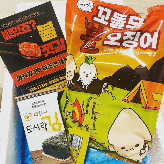 BIN on Instagram: "#광고 평소 고기보다 해산물을 좋아하는 나는 너무 맛있게 먹은 오징어볶음! 뜯어서 붓기만 하면 조리 끝! 살짝 매콤해서 술안주에도 정말 좋을듯 해요. 안에 들어있는 소스에