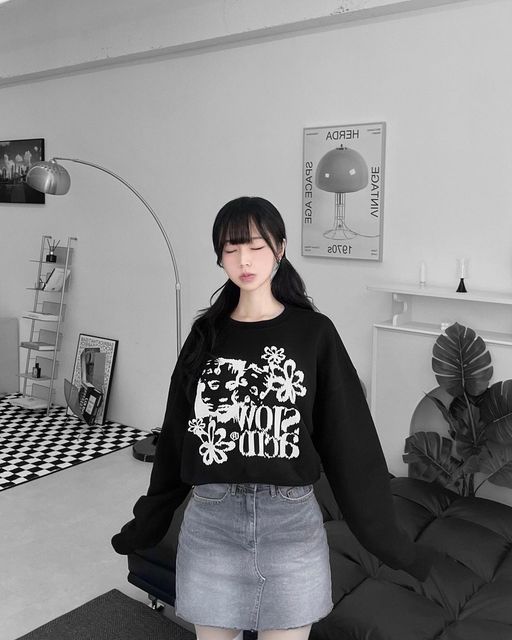 $s on Instagram: "#협찬광고 #무료제공 

느리고, 러프하게 SLOWACID🎞

@slowacid.official 의 2022FW 신상품 페이서즈 크롭 스웨트셔츠에욤🐰

부담없는 기장감, 다양한 그래픽과 컬러로 새롭게 선보이는 우먼스 라인 넘 예쁘됴🤍 무신사, 공식홈페이지, 29cm에서 절찬 판매중이래요🤭(소근)

[본 포스팅은 제품을 제공받아 작성되었습니다.]
.
.
.
#slowacid #크롭맨투맨추천 #크롭티추천 #자연광촬영"