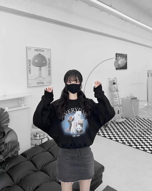 $s on Instagram: "#광고협찬 #2365 

크앙- 레서팬더 따라하기 ฅ•ω•ฅ 

@23.65 의 BEARS BEAR CROP SWEAT SHIRT (BLACK)에욤🐼

요론 귀여운 프린팅 따라하는거 못참죵😤 요즘 애정하는 데님스커트&롱부츠 조합이랑 같이 매치해봤는데, 어떤가욤?🥺✨

✔️귀여운 애니멀 프린팅 🐻‍❄️
✔️탄탄한 넥라인 마감
✔️아방한 핏감, 크롭한 기장감✨
.
.
.
#이십삼점육오 #Esamugo #맨투맨추천 #크롭맨투맨 #귀여운코디"