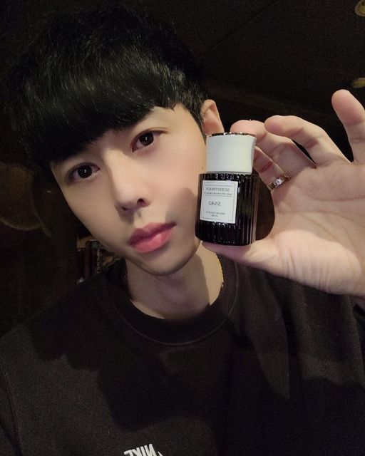 정승호 on Instagram: "#센트 메이드 # 협찬 

아침부터  저녁까지 은은하게
지속되는 매력적인 향수👏
센트메이드 s542레전드🤗
병두 넘 세련되고 이뻐요☺️

☘️요즘 소중한 자리에 항상 뿌리고 다니는 최애향수에용 ㅎㅎㅎ 향이 정말 시간이 지날수록 너무 너무 좋아서 중독성 최고인 러블리템 인정!!

🌻국내방산시장 저품질향료를 사용하지 않고 직접 수입한 유럽산향료를사용중인 센트메이드!!

‼️80가지이상의 향기 라인업과 브랜드향수와 비슷한 갓성비 향수💯💯💯

🔜오픈기념 이벤트로 30ml 구매시 5ml 미니어처 랜덤증정하고 있어요🤘🌈🌈🌈. @scentmade_official

 #니치향수#향수추천#향수쇼핑몰#여자향수#남자향수#여성향수#승무원향수#20대여자향수#30대여자향수#백화점향수#재현향수#데일리향수#가성비향수#20대여자향수추천#30대여자향수추천#40대여자향수추천#40대남자향수추천#30대남자향수#20대 남자향수"