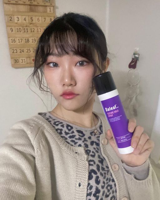 송환나 on Instagram: "바람 많이 부는 겨울에 앞머리를 사수하기 위한 필수템!!! 핫한 @nozeworld 추천 제품이에요🥴 ‘달리프 글램 텍스쳐 홀드 스프레이’는 미세한 안개분사 입자로