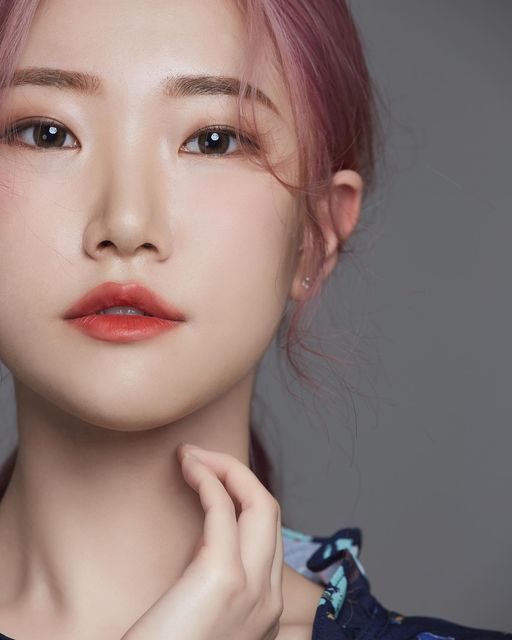 송환나 on Instagram: "첫 프로필 촬영인데
자세도 잡아주시고 편하게 해주셔서 너무 감사했어요🥴❣️
헤어랑 메이크업도 너무 예쁘게 해주셔서
새로 태어난 기분..🙇🏻‍♀️🌸

@photokisooni 
@sofyou_studio #소프유스튜디오"