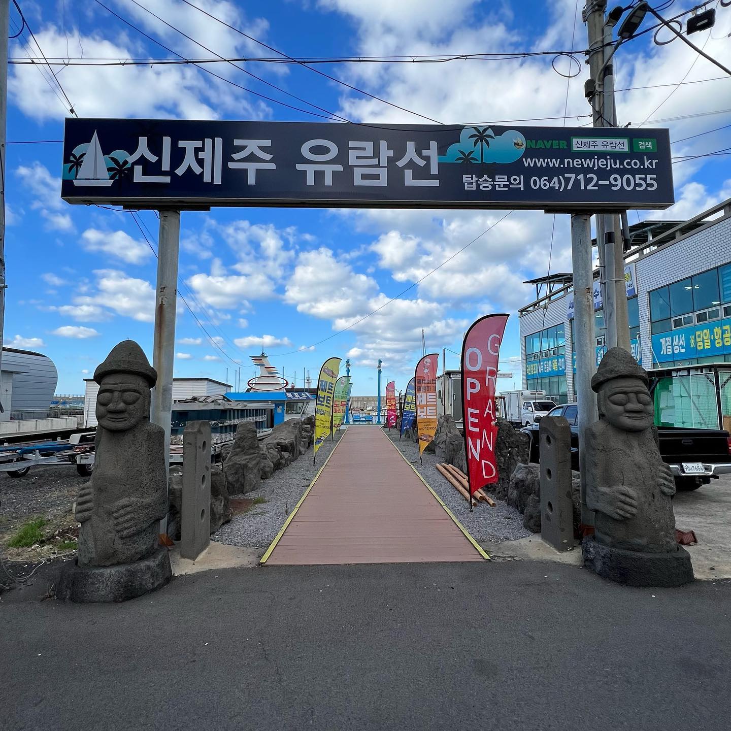 ⠀
#협찬
⠀
5주년 결혼기념일이라 떠난 제주여행✈️
날씨가 추웠지만 액티비티한 경험을 하고싶어서 이곳저곳 알아보다가 공항과 가까운 도두항 바다에서 즐기는 스릴가득한 스피드 제트보트 신제주유람선 추천받아서 미리 예약하고 방문😝
40Knots의 빠른 속도로 짜릿한 쾌감을 느낄 수 있었고 180도 안전한 회전력을 경험할 수 있었다!! 둘다 물을 무서워해서 걱정했는데 아이들도 타고 옷 많이 안젖는다고 들었는데.. 오늘 날씨가 .. 바람이 불어서 옷이 젖을수 있다고ㅠㅠ 우의 입고 탔는데 얼굴이 다 젖었다.. ㅠㅠ 오랜만에 경험하는 액티비티한 경험이라 남편은 너무너무 좋아하고 난.. 정신이 혼미😵‍💫 다리가 후들후들..그래도 또 하나의 추억을 쌓았다😃
⠀
#신제주유람선 #제트보트 #레저스포트 #제주도레저 #도두항 #제주도제트보트 #제주여행 #제주도 #제주#이호해수욕장 #제주공항가볼만한곳 #제주액티비티