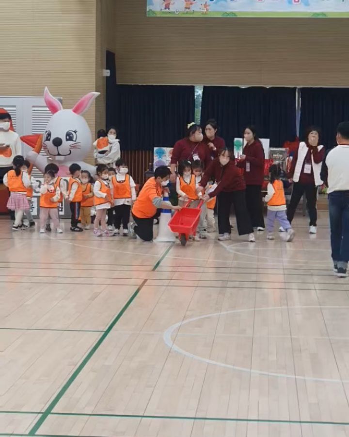 유주 생애 #첫운동회🎊 
요새 처음이 많네 ㅎㅎ
네식구 출동
유주, 유리미 고생했어~
아빠 나뒹구는거 못찍어서 매우 아쉽다...
코로 풍선 불어서 탄 씽씽이 (유리미 흐뭇 😊)
.
.
.
#5세언니 #운동회 #가족나들이
#엄빠가더진심 #몸은쓰레기 #승부욕활활🔥
#열정은최고 #내숭은사치
#재미난추억 #기절각💤