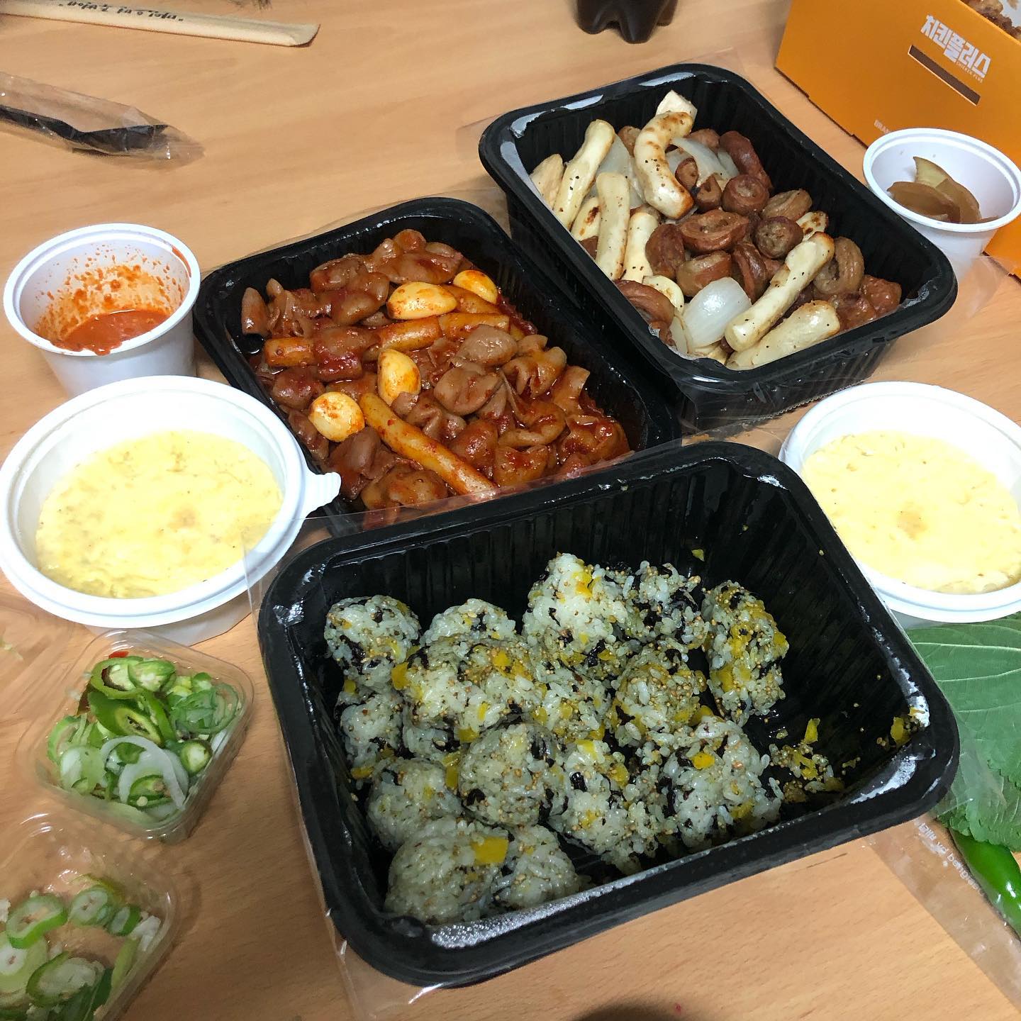 오늘은 시켜먹기!! 소금구이막창과 매운곱창 
#오븐에빠진막창 #오빠막창 #소금구이막창 #매운곱창 #주먹밥 #볶음밥 #계란찜 #집밥 #집밥스타그램 #자취생 #자취요리 #자취스타그램 #선팔맞팔 #선팔 #맞팔 #선팔하면맞팔