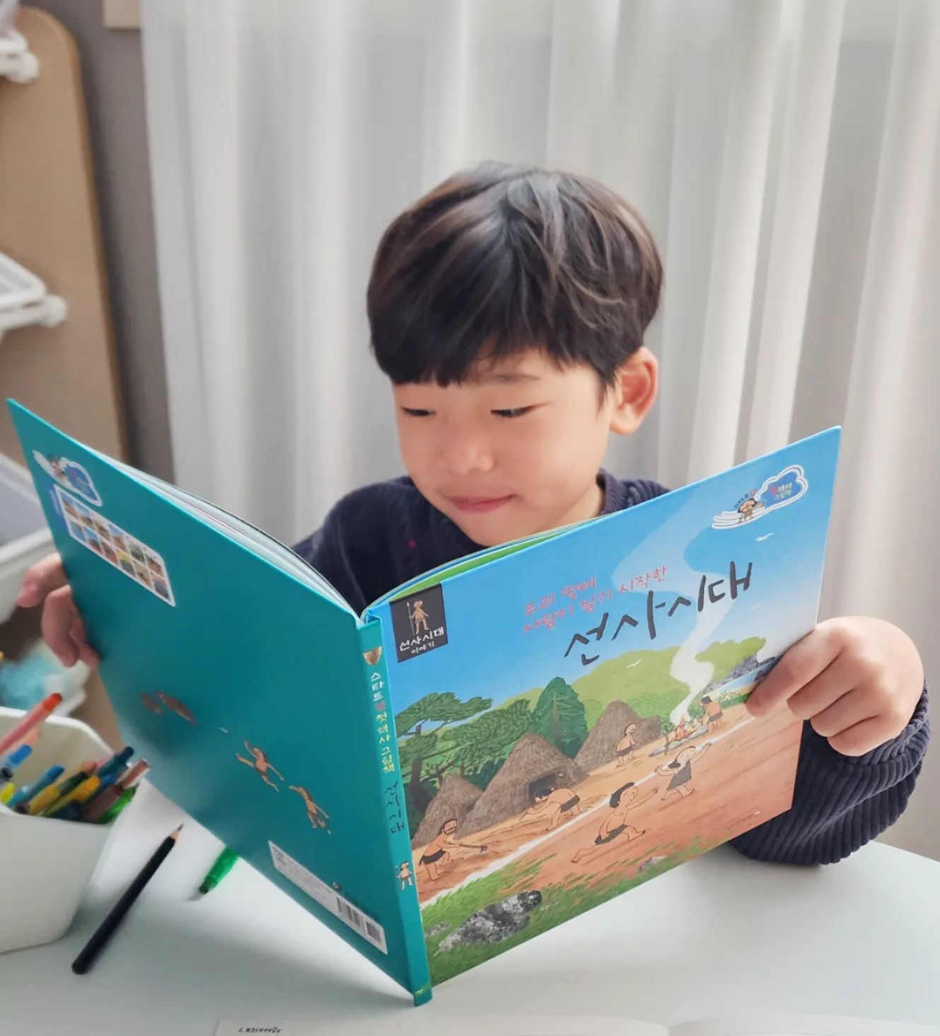#제품제공 요즘 너무 재미있게 보고있는
첫 역사 그림책이에요

그림도 이해하기 쉽게 잘 되어 있고
글밥도 적당해서, 처음시작하는
역사 공부로 너무 괜찮더라구요☺️

독후활동도 할 수 있는 
챌린지북은 한번 더 복습 할 수 있어서
좋았어요

사실 저는 역사에 약했는데
담이와 함께 읽어보며
다시금 공부하게 되었어요

옛날 사람들의 생활과
지금 우리들의 생활을 비교해보며
아이와 함께 다양한 관점에서 말 하고
생각 할 수 있는 계기가 되었어요

아이와 가볍게 역사 공부 하실거라면
더욱 더 추천드리고 싶습니다^^

#스타트업첫역사 #첫역사 #유아첫역사 #유아한국사 #아동첫역사 #아동한국사 #한국사전집 #원숭이띠아들 #책육아 #세이펜호환 #세이펜호환전집 #세이펜워크북 #한극사그림책 #역사이이야기 #한국사이야기
#노란버스 #신간전집 #아동전집 #유아전집 #8세전집 #초등역사책 #예비초등