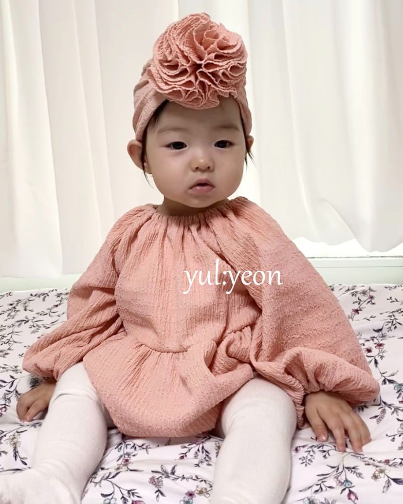 율연블리 1기 수아의 착샷입니다:) 

수아가 착용한 옷은 오뜨베베의 팝콘셔링슈트 M사이즈에요. 
수아는 11개월의 80cm/9.3kg으로 M사이즈 예쁘게 딱 맞았어요!
터번은 별도이며 세트로 구매하실 수 있도록 사이트에 업데이트 되어 있어요.
넥라인부터 어깨, 팔목까지 아방한 느낌이 귀여움을 업그레이드 시켜주는데요.
수아 머리가 워낙 작아서 터번의 봉우리가 더 돋보이는 것 같아요.
색상은 총 4가지로 수아는 핑크를 착용했습니다.
수아의 화사한 피부가 더 살아나는 핑크핑크😍
율:연 스토어팜에서 확인해보실 수 있어요🫶

🏷팝콘셔링슈트
🏷팝콘셔링터번
