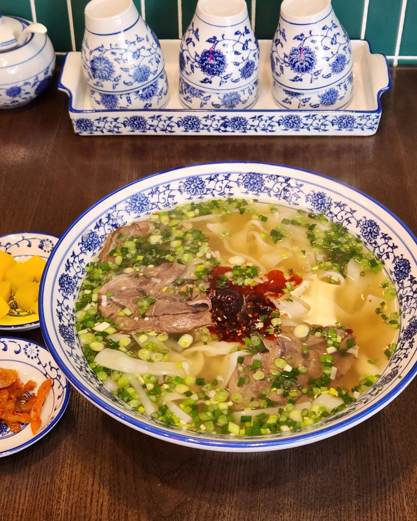 누구나 인정할 우육면 맛집 
샤오바오 미사점

저번에 한 번 갔다가 자리가 없어서
못 먹고 돌아나온 적이 있어서

이번에는 오픈하자마자 달려갔다.

우육면(도삭면)과 유린기 주문

푹 끓인 사골 육수와 알싸한 고추기름,
도삭면의 넓적한 면과 고기가
잘 어우러져 조합이 그만이었다.

살짝 매운 정도라서 맵찔이도 힘들지 않게 먹을 수 있을 정도였고
같이 간 친구도 대만족했다.

유린기는 아래쪽에 야채와 소스가 깔려있고 그 위에 닭튀김과 양배추가 올려져서 나왔다.

소스가 튀김을 촉촉하게 만들 만큼 충분히 적셔서 먹으니 유린기도 꽤 훌륭했다.

유린기를 먹고나니 꿔바로우도 먹고 싶었는데
배불러서 참았다 😅

음식이 빨리 나오고 회전이 빠른편이라 점심시간에 오기도 좋을 것 같다.

사진 보니 또 먹고 싶구만~

#미사역맛집#하남맛집#하남시맛집#미사중식당추천#하남맛집추천#미사맛집필수코스#하남데이트#하남가볼만한곳#우육면#하남우육면#망월동맛집#망월동데이트#미사우육면#하남망월동맛집#샤오바오미사점 #미사맛집추천