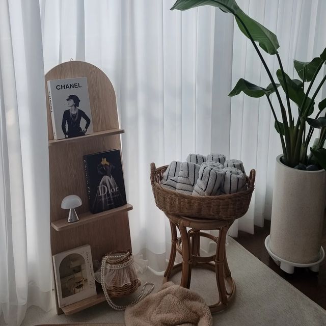 #홈정리 #리본언니 on Instagram: "#광고

개인적으로 라탄소재의 인테리어를 넘 좋아해요.
따듯해보이면서도 그냥 무심히 갖다놔도 발리에 온 느낌

저희집에 라탄 바구니가 왔어요🧺
이번 여행갈때 들고가 와인이랑 와인잔들고가
분위기 좀 잡아봤어요🥂
피크닉갈때 들고 다니기 너무 좋은 사이즈의 바구니
손잡이가 있어서 들고 이동하기 딱좋은 피크닉 바구니로도 굿

집에서는 수건접어서 욕실앞에 놓으니 
뽀송하게 하나씩 꺼내서 쓸수 있어서 너무 좋아요.

저희집 구름이 장난감 담아서 놓으니 
심심할때 마다 자기가 알아서 꺼내다가 물고와요~^^

여러므로 쓸때가 많은 라탄바구니 라뜰
요고 하나로 분위기가 더 발리 스러워졌어요❤

#라탄바구니#수납바구니#기저귀바구니#장난감바구니#감성인테리어#라탄인테리어#홈데코#팬트리수납#드레스룸꾸미기#아이방꾸미기#아기방인테리어#라뜰#라뜰샵"