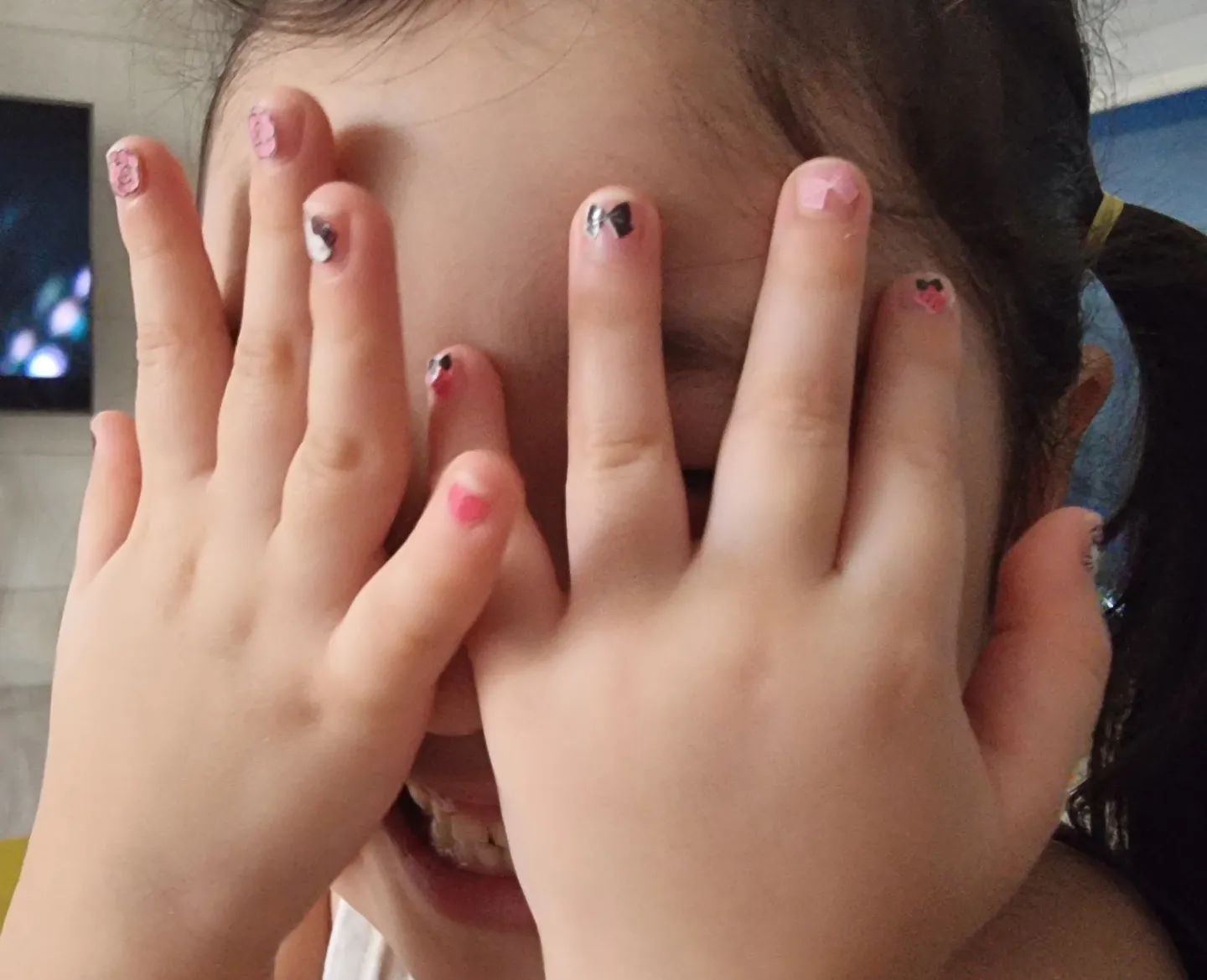 오동통 작은손🖐
매니큐어 바르고 싶대서 
네일스티커 사줬더니 가끔 기분내기ㅎ
너모귀여어ㅓㅓ😍
#백송이#딸래미키우는맛