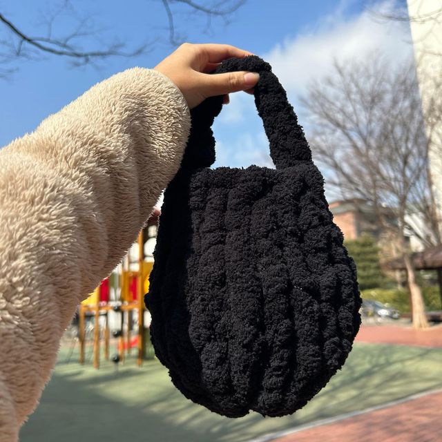 토이푸들 miro🤍 on Instagram: "🖤#협찬
집 근처 산책할 때 가볍게 들고다니기 좋은 귀여운 손가방🖤
보들보들하고 귀여워요🖤
예쁜 가방 선물 감사합니다😍

@illiyarame 
#강아지 #강아지산책 #손가방 #뜨개가방 #핸드메이드가방 #핸드메이드 #산책가방 #인스타독 #강아지그램 #토이푸들 #푸들미용 #푸들모델 #애견모델 #맞팔 #좋반"