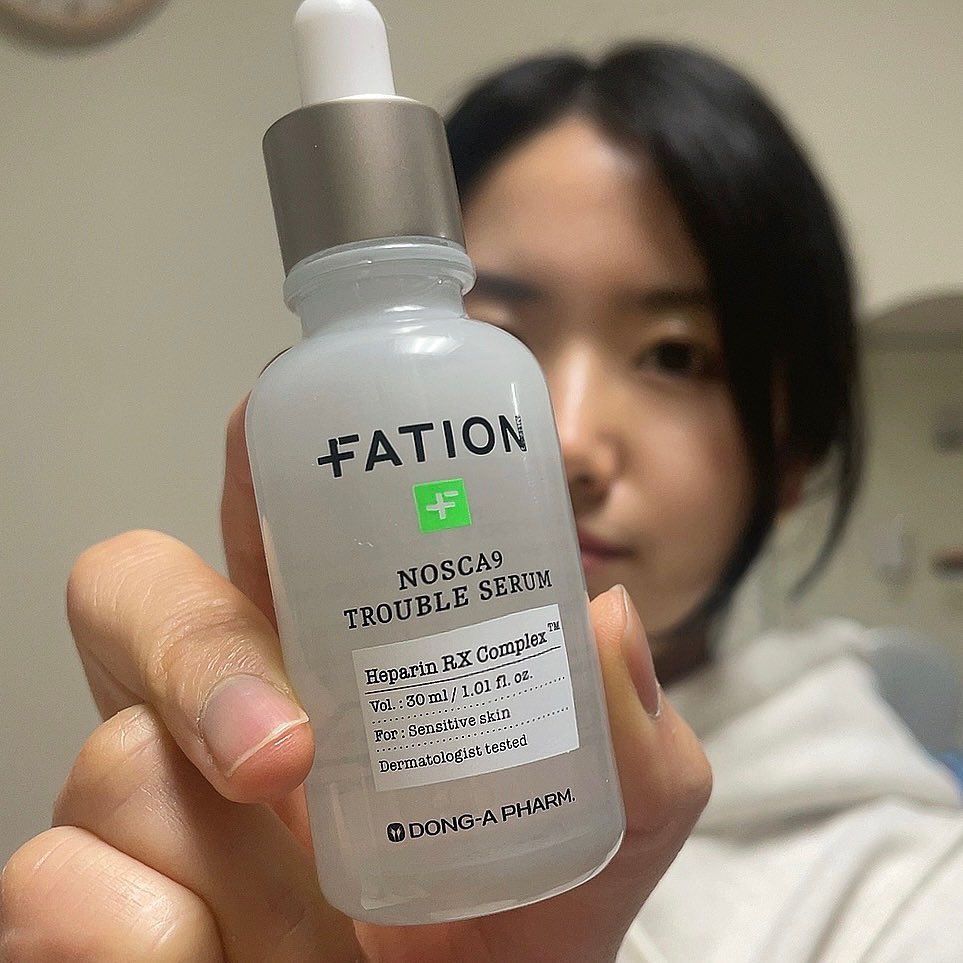 [#제품제공 : 화장품리뷰]

fation_official 
#파티온노스카나인트러블세럼 
#프아키_화장품리뷰

제품을 받았을 때 쯤에 턱과 볼에 여드름이 나서 스트레스 만빵이었는데 제품 테스트 제대로 할 수 있겠다 싶어서 기대도 됐었다 😂

한달 주기로 호르몬 때문에 여드름이 나는 편이라 진정 제품을 끊을래야 끊을 수가 없는 피부타입 😭

여드름이 농익었을때 최대한 안 건들이고 이걸로 발라서 진정시켜줬는데 많이 진정됐고 붉은기도 옅어졌다.

리뷰가 많아서 굉장히 기대했던 제품이었는데 실망1도 없이 너무너무 만족한다 👍👍

촉촉하고 발림성도 좋아서 데일리로 계속 바를 것 같다 😊

#파티온 
#파티온노스카나인 
#화장품리뷰 
#화장품리뷰그램