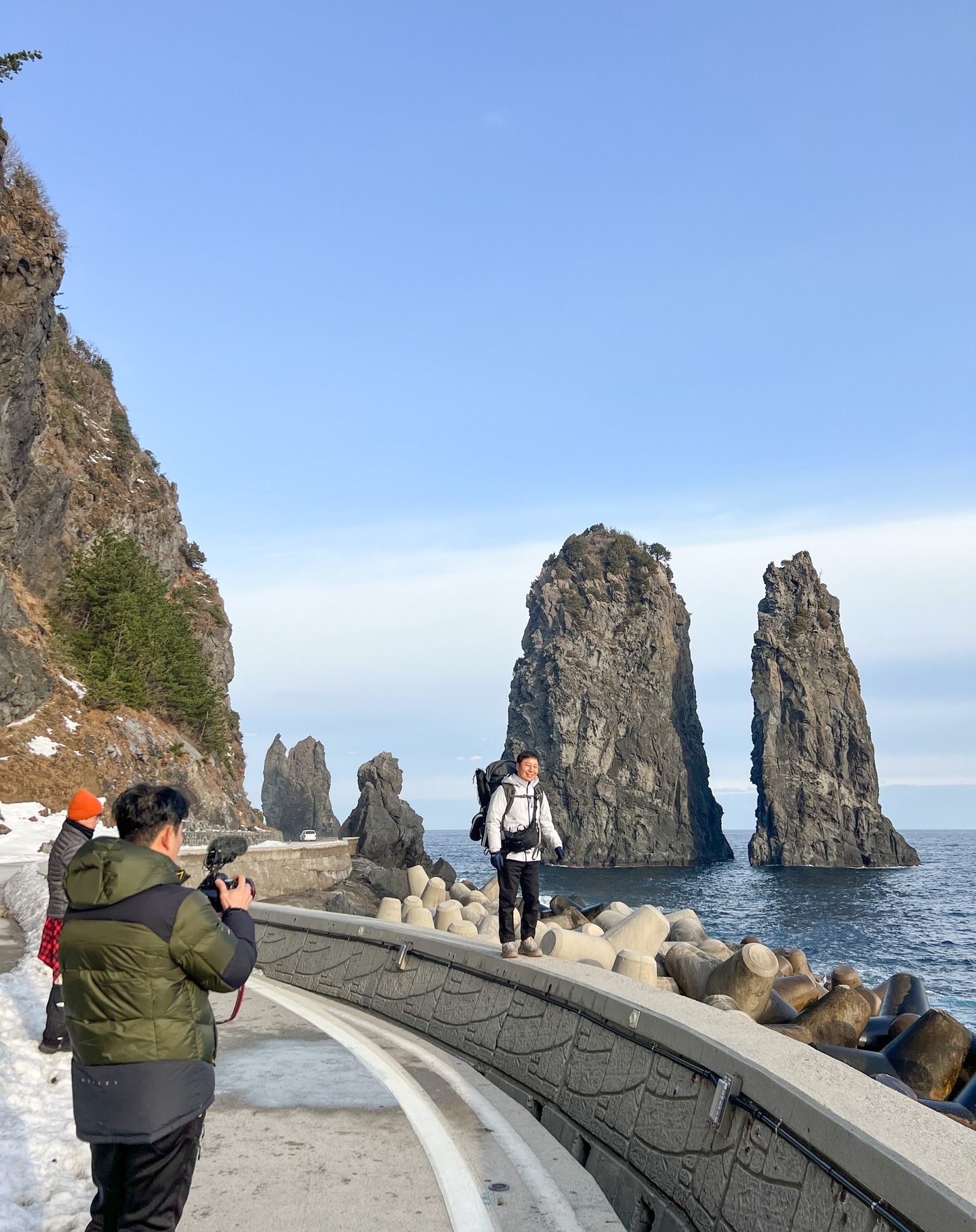 여름, 가을에는 와봤지만, 겨울은 처음이었던 울릉도 🗻
몇 년 동안이나 겨울 울릉도 여행을 희망했던가👏 

울라 윈터 피크닉에 초대된 것도 크나큰 행운이었는데, EBS 한국기행 촬영까지 하게 되어 영광이었다. 겨울 울릉도 여행 방송 어찌나오려나,, 넘나 기대가 된다 😮

official.ulla 
#울라윈터피크닉 #울라윈터패스티벌 #2023울라윈터피크닉 #울릉도 #울릉도여행 #겨울울릉도 #여행스타그램 #한국기행 #겨울여행 #겨울캠핑 #겨울백패킹 #나리분지