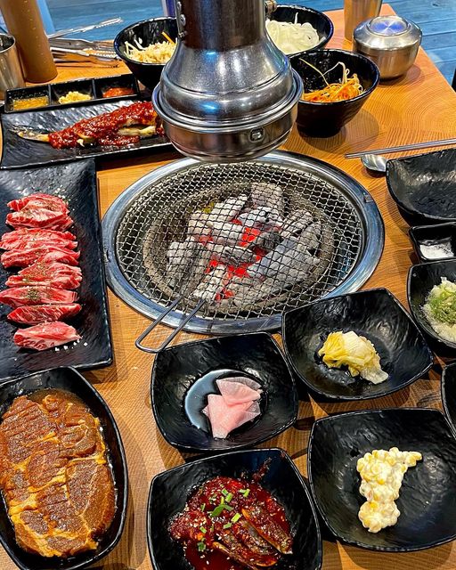 임윤숙 on Instagram: "#협찬 #전설의스테이크갈비 [마곡점]
참숯화로구이에 구워먹는 숯불향 가득 갈비 맛집🔥

1차 소갈비살 2차 양념돼지갈비 달려달려😆
3차 돼지껍데기까지 만족스러웠던 식사
이 가게는 밑반찬으로 나오는 양념게장이 너무 맛있었어요👍
양념까지 싹싹 다 긁어서 밥 비벼먹었다는 사실!

🔍 전설의 스테이크 갈비 마곡점 (@wahaha_1481617)
✅ 주소 : 서울시 강서구 마곡중앙6로 45 
리더스퀘어빌딩 1층 A동 130호
✅ 전화번호 : 02-3661-2009
✅ 영업시간 
 - 월~토 11:00-22:00 (브레이크타임 15시-17시)
 - 일요일 정기휴무
✅ 위치 : 마곡역 3번 출구에서 도보로 9분
✅ 주차 : 건물 지하 주차 가능 (무료주차 2시간)

🍽 소갈비살 
저렴한 가격대라 솔직히 기대하지 않았던 소갈비
마블링도 좋았고 먹어보니 적당히 기름지고 촉촉했어요

🍽 스테이크갈비 
여긴 뼈 없이 오롯이 고기 무게로만 250g‼️
수제 양념으로 무려 72시간 숙성한 두툼한 목살
달짝지근하니 양념이 맛있었어요 :D

🍽 물냉면 
새콤하고 시원한 냉면+갈비 조합은 역시 국룰

🍽 된장찌개 
꽃게,두부 들어간 된장찌개가 단돈 천원⁉️ 
가성비 좋으니까 안시키면 손해

🍽 돼지껍데기 
콩가루 콕콕 찍어서 남냠 쫄깃쫄깃+고소한 맛

 ☑️ 아낌없이 주는 푸짐한 밑반찬
 - 양념게장, 코다리찜이 밑반찬으로 나오는 클라스
 - 서비스로 나오는 돼지 껍데기
 ☑️ 마곡역,발산역 중간쯤 위치해 접근성이 좋은편
 ☑️ 매장 규모가 크고 인테리어도 깔끔
 - 단체모임이나 회식하기 좋은 규모
 - 날씨가 풀리면 테라스를 개방해서 야장 느낌 팍팍
 
#발산맛집 #마곡맛집 #강서맛집 #마곡역맛집 #마곡회식 #사이언스파크맛집 #소갈비 #숯불갈비 #돼지갈비 #양념갈비 #양념게장 #밥도둑 #술안주 #한식 #야식 #회식 #일상 #소통 #맛집스타그램 #맛스타그램 #맛집추천 #맛집탐방 #먹스타그램 #푸드스타그램 #먹팔맞팔 #먹팔환영 #먹스타 #먹스타맞팔"