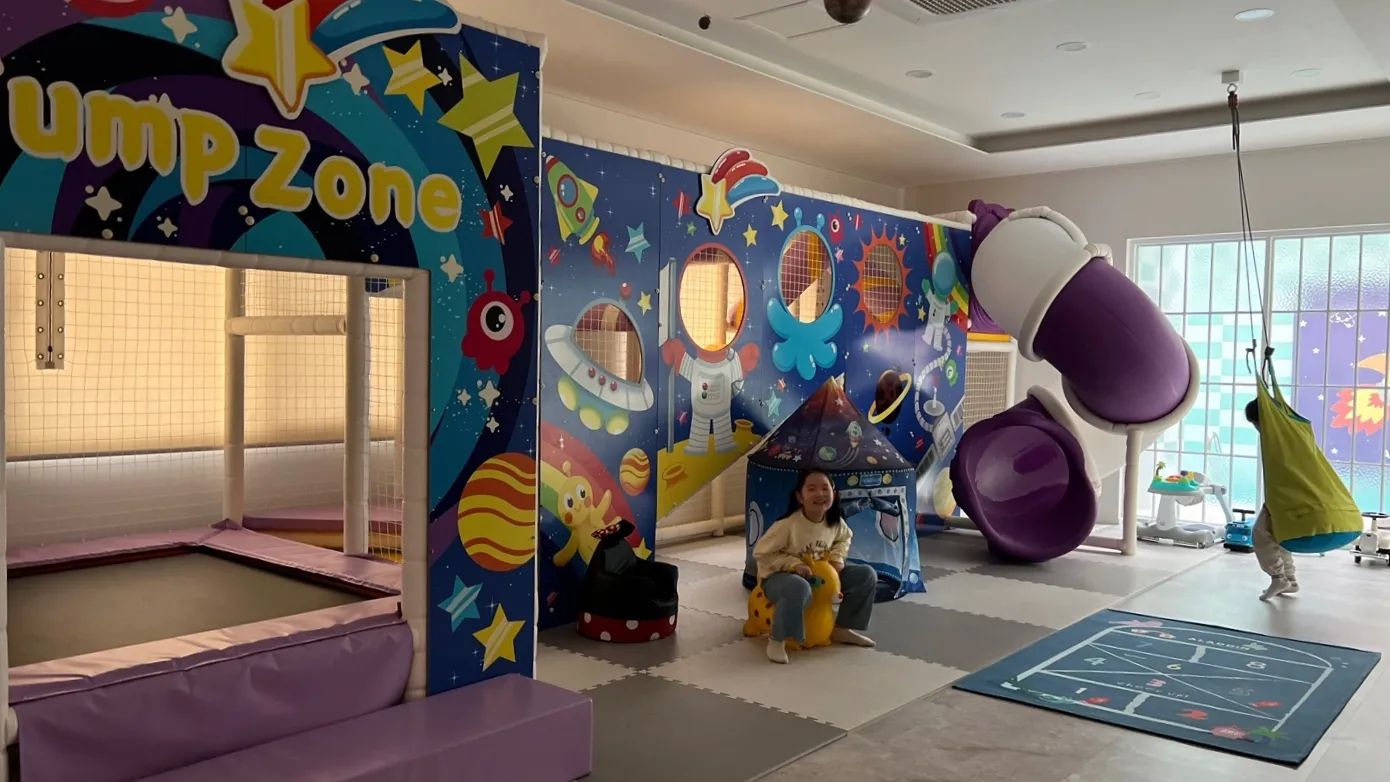#협찬 aladin_kids_pool 
겨울방학 하랑이의 일곱번째 생일파티를 위해 
#더알라딘키즈풀리조트 에 왔어요.
지니B 202호.
초등학생도 즐겁게 놀 수 있는
 키즈풀빌라 찾기가 쉽지 않았는 데... 
이곳이 딱이네요!!!
즐겁게 생일파티도 하고 
신나게 물놀이도 하며 
키캉스 보내고 왔습니다.ㅎㅎ
객실마다 다른 컨셉으로 꾸며져있어요. 
다음엔 알라딘방에 가고 싶대요.ㅎㅎㅎ
.
#더알라딘키즈풀빌라 #가평여행 #가평신축키즈펜션 #가평키즈풀빌라 #아이와가볼만한곳
#키즈펜션 #키즈리조트 #키즈풀빌라 #키즈풀빌라추천 #아이와가평