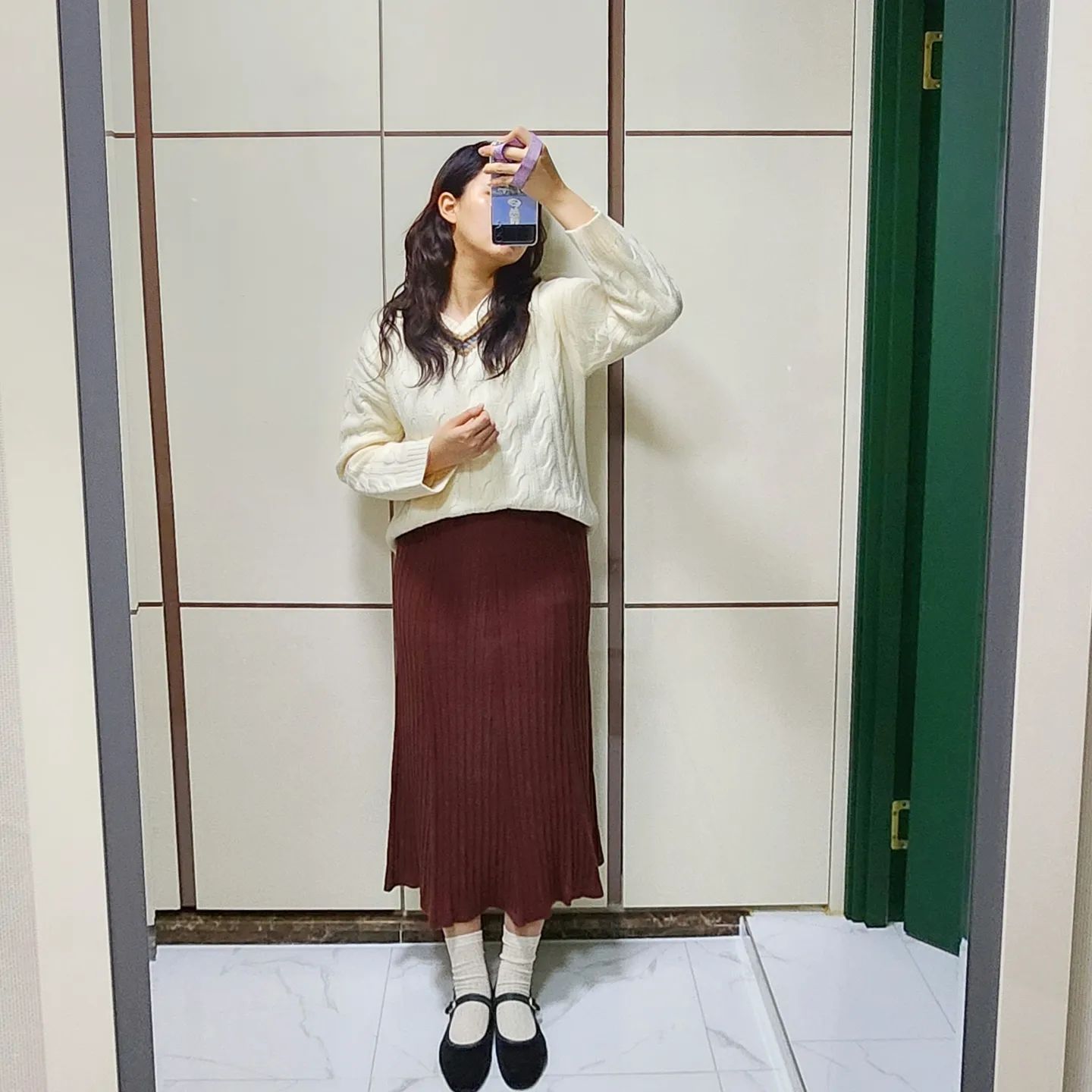 2023.02.17. 오늘의 #데일리룩 #출근룩
드디어 금요일❤️‍🔥❤️‍🔥❤️‍🔥

🤍 약간 머메이드핏의 #니트스커트
🤍 어깨깡패 가능한 #잔체크자켓 

메인 코디 아이템 모두 #빈티지아이템 이예요!
뭔가 가을가을한 코디가 되었네요?
자켓은 빵단추가 넘 귀여워서 자세히 보여드리고 싶어서 한 컷 추가 했답니닷🤣🤣