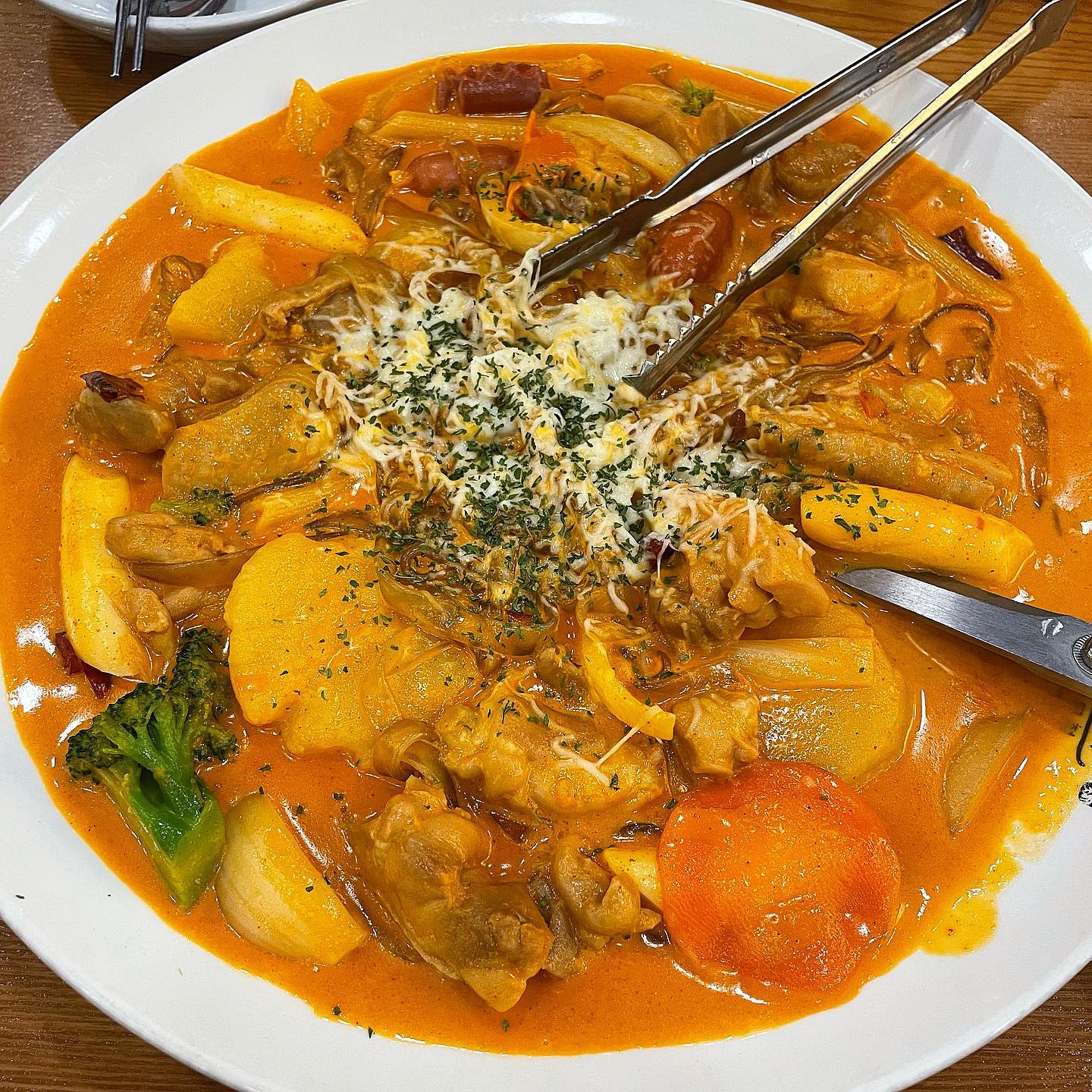 여러분~~ 다덜 금요팅 입니닷^^🫶!!

음식 사진은 한 달 전 언니와 먹은 #신림맛집 #타임스트림 #포도몰 #홍수계찜닭 🍗

로제찜닭은 처음 먹어봤는데 넘 맛있었어요!
타임스트림 가면 한번 먹어보시길~~~><!
.
.
.

#첫줄 #첫줄반사 #좋아요 #좋반 #팔로워 #팔로잉 #좋아요반사 #팔로우미 #선팔 #선팔환영 #선팔하면맞팔 #맞팔 #맞팔해요 #소통 #소통환영 #데일리 #소통스타그램 #먹스타그램 #먹방 #좋아요반사 #서울맛집 #저녁메뉴 #점심메뉴 #찜닭