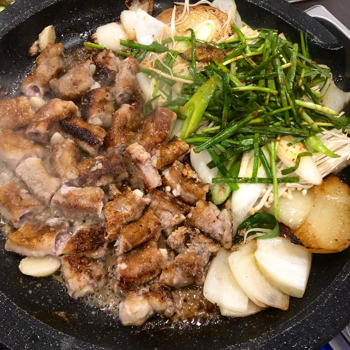 #푸즐_사당 [맛집부추곱창]
📍서초구 방배천로2길 37
📍매일 14:00-23:00

평일의 마무리는 쏘맥에 #마늘곱창 어떠세요? #맛집부추곱창 ‼️

곱창 안에 곱과 마늘이 함께 들어있는 형태로는 처음 봤는데
곱과 마늘이 너무 조화로운 맛을 내네요🤤

곱창은 비린내 없이 신선한 맛이었고 실하게 들어서 만족스러웠어요
처음부터 계속 구워주고 신경써주셔서 젓가락질만 했네요👀
 
고됐던 일주일은 #마늘곱창 에 #쏘맥 하면서 날려보내세요! ღ 

◽️모듬곱창 2.4
◽️마늘곱창 2.7
◽️순곱창 2.5
