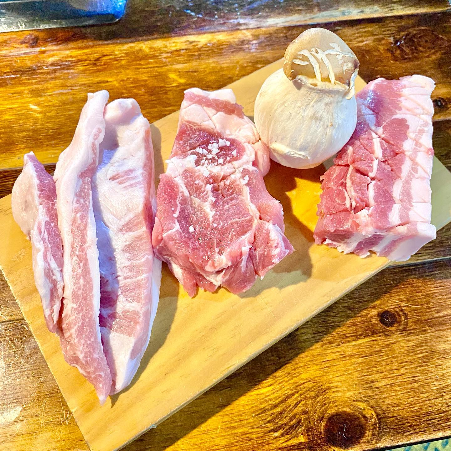 #협찬 #광고

🥢잠실새내역 - 신천돼지🥢

잠실에서 제일 신선하고 천국 그 자체를 느낄 수 있는 
최상의 고기집👍

고기를 정성껏 구워주신다는 잠실새내 ‘신천돼지'에 방문하였습니다!

예약하고 간 곳이라 테이블 위에 환영해 주시는 문구가 적혀있는 
메모가 있어서 벌써 기분이 좋아지더라구요😊

메뉴를 보니 삼겹살과 목살, 항정살의 원산지는 강원도에 
제주 목살까지 모두 국내산이라
어떤 고기를 시켜야 행복한 한 끼가 될까 아주 고민이 많았습니다🤔

결국 강원도에서 온 삼겹살과 목살, 항정살을 모두 시켰어요✨

기본 세팅으로 각종 반찬과 고기 가득한 김치찌개가 나왔고, 
고기는 커다란 버섯과 함께 나와주셨어요😆

고기를 직접 다 구워주셔서 저는 가만히 보고만 있었는데 
보는 것만 해도 행복함이 가득 채워졌어요❤️

열심히 잘 구워주셔서 그런지 겉은 바삭하고 안은 쫄깃한 것이 
아주 육즙 가득하고 미쳤더라구요…

거기다가 백김치와 고사리를 구워주시는데 거기에 고기를 싸먹어도 
지이이이이이인짜 맛있었어요!!!

고기에는 계란찜을 같이 먹고, 
다 먹으면 볶음밥까지 먹는 게 국룰이쥬?

고기 주문 전부터 이미 다 계획하고 끊기지 않게 
착착 바로 진행시켰습니다✌️

볶음밥은 작은 프라이팬에 계란후라이와 김가루와 함께 옹기종기 
모여서 나오는데 너무 맛있었습니다….

다 먹었을 때는 고기를 직접 굽지 않아서 손이나 소매에 고기 냄새가 배이지 않았고, 찝찝하지 않아 너무 좋았어요💕

잠실에서 회식해야 하는데 어떤 가게를 골라야 할지 고민이실 때, 
야구 경기를 보고 에너지를 가득 충전하고 싶으실 때, 
그냥 맛있는 고기를 먹고 싶으실 때 이곳을 추천합니다🫶🫶

🗺️ 신천돼지 veteran_fnc_ceo
🗺️ 서울 송파구 백제고분로9길 24 1층

#신천돼지 #잠실새내맛집 #잠실야구장맛집 #잠실새내고기집 #잠실새내삼겹살 #잠실새내회식 #잠실삼겹살 #잠실새내데이트 #잠실새내고깃집 #잠실새내역맛집 #스토리앤체험단 #스토리앤 #잠실새내 #잠실 #잠실야구장