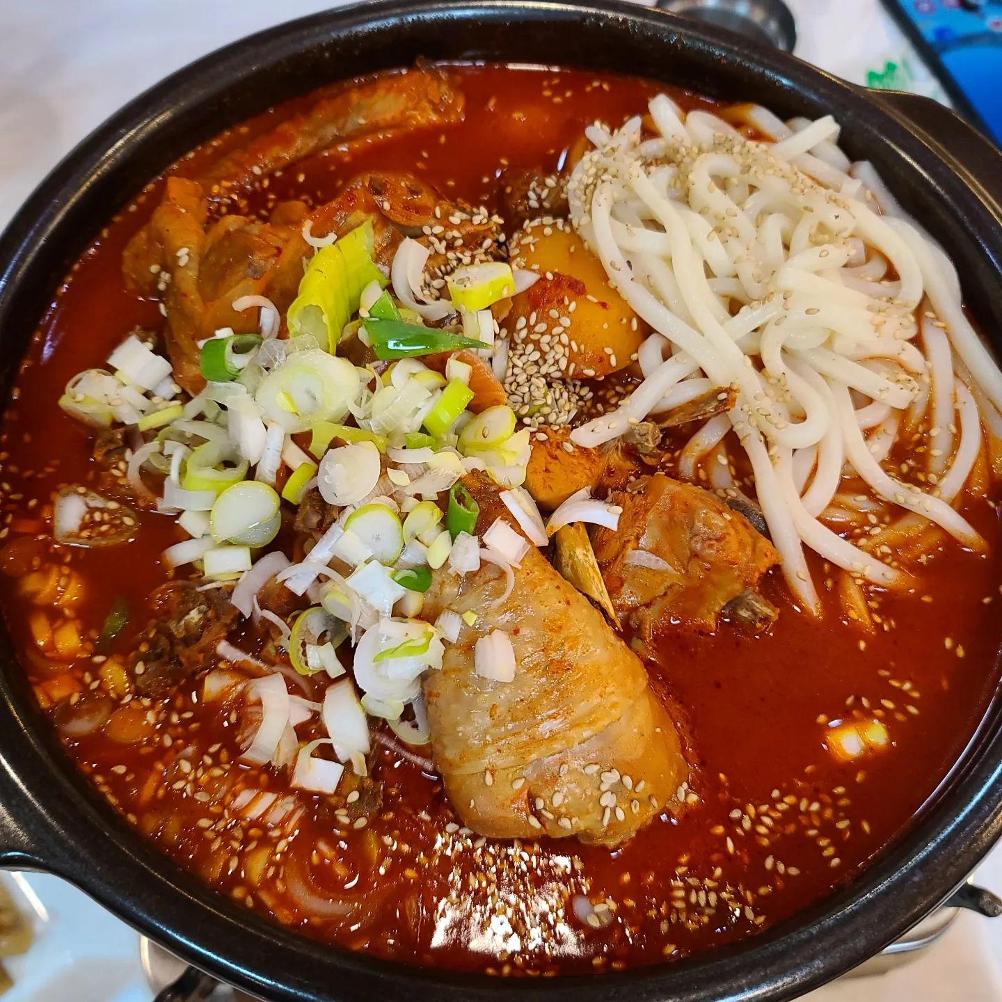 어제 저녁은  #감자네#닭도리탕#곤드레밥#모둠전
이런 어둑한 촌길 안쪽으로 무슨 밥집이 있을까 싶은곳에 있었던 감자네.
국물이 진한데 자극적이지가 않아 아주 중독적인 맛.
방울토마토가 들어있었는데 비법인가?ㅋ
어쨌든 맛있었고 성공적인 저녁이었습니당.