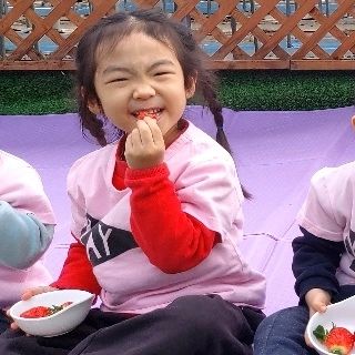 👧아가야~

조신하게 좀 먹자ㅋㅋㅋㅋㅋㅋㅋㅋㅋㅋㅋ

눈썹은 서로 손잡기 일보직전ㅋㅋㅋ
(갈매기눈썹쓰? 🤣🤣🤣🤣🤣)

2년전 쪼꼬미가 이렇게나 컸네~~~😊