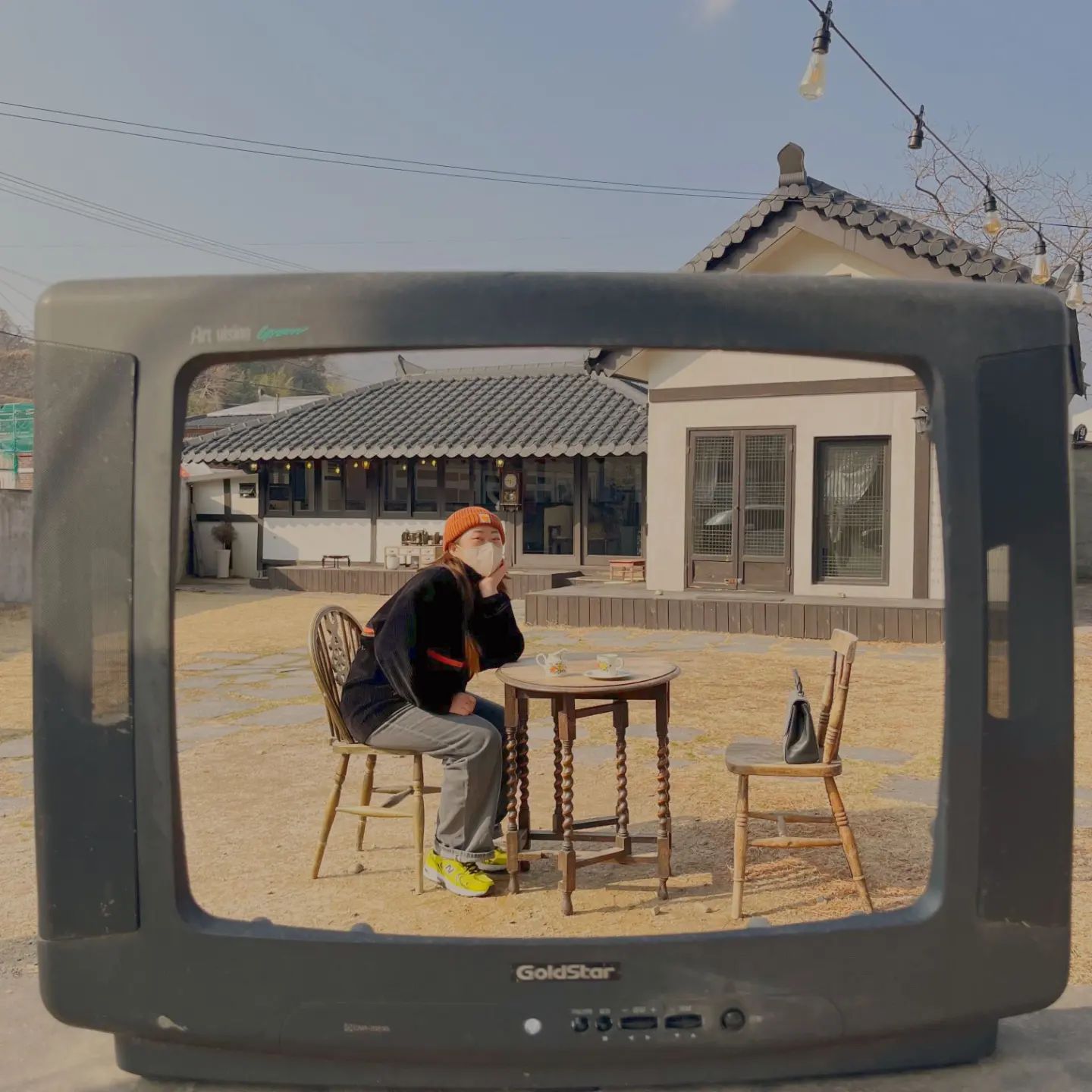#남해촌집화소반 
📍경남 남해군 상주면 상주로74번길 6

레트로한 분위기를 물씬 느낄 수 있으며 다양한 포토존을 갖춘 곳입니다
카페 바로 앞에 주차장까지 갖추고있어서 주차 걱정이 없는 곳입니다😊