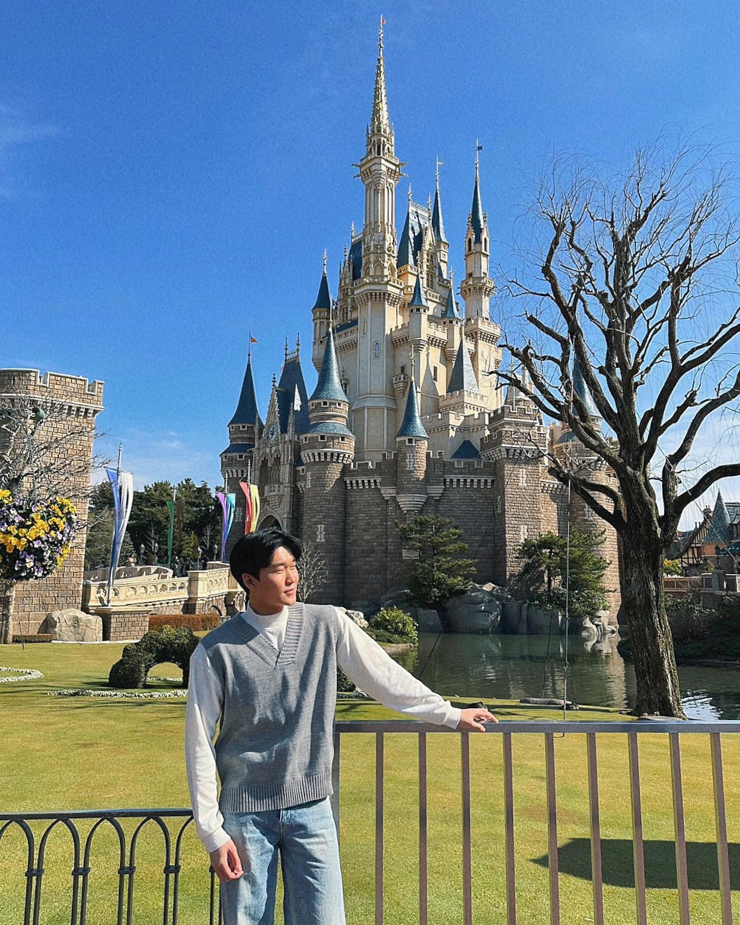 나도 디즈니랜드 왔다🏰
.
.
.
.
.
.
.
.
.
.
.
.
.
.
.
.
.
.
.
.
.
.
..
...
#일본 #일본여행 #여행 #도쿄 #디즈니랜드 #disneyland #disneylandtokyo #도쿄디즈니랜드 #학생 #놀이공원 #디즈니성 #날씨좋다☀️ #잔디 #코디 #사진 #필름 #감성 #좋반 #맞팔 #포토그래퍼 #일상 #소통 #팔로우 #ootd #행복