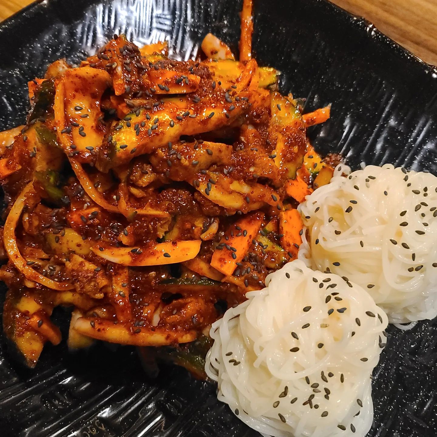남편과의 술데이트는 언제나 마음맞는 친구와 만나는 것 처럼 즐거운것같아요
#또바기#골뱅이무침 이렇게 맛있을 일이야?